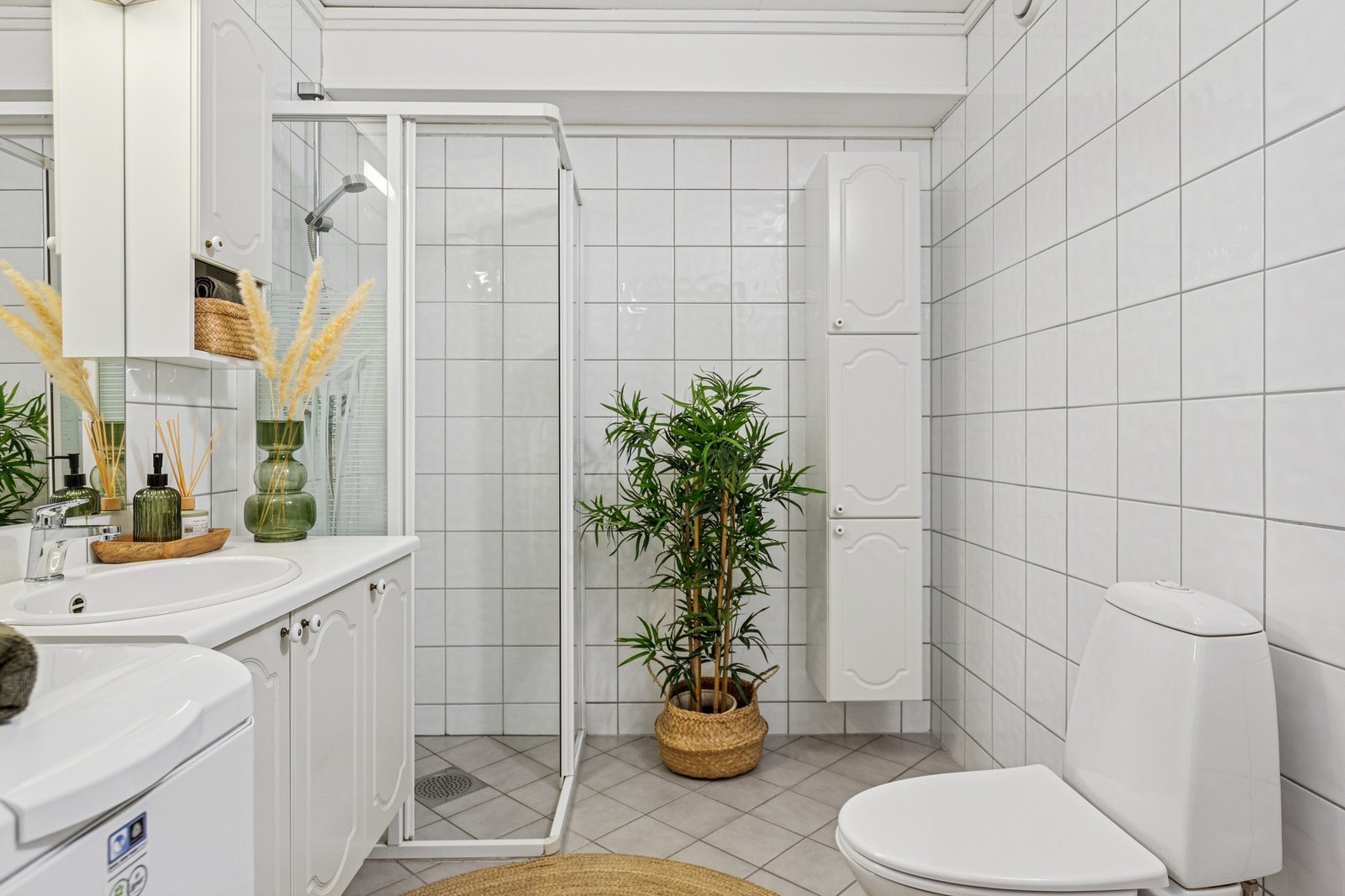 Badet er utstyrt med toalett, dusjhjørne, servantinnredning med speil og behagelig gulvvarme. Galleribilde