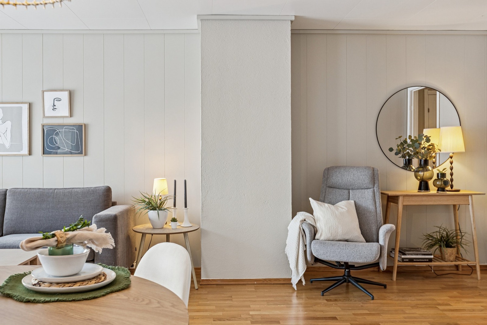 Gulvet er belagt med parkett som gir et tidløst og helhetlig uttrykk, og vegger og himling er utført med plater i lyse toner. Galleribilde