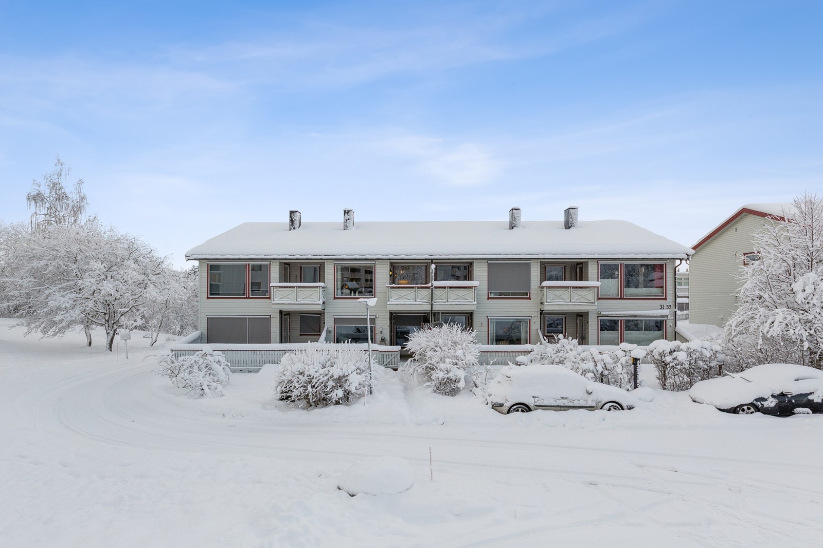 Her bor du i et rolig og etablert borettslag kjent for gode bomiljøkvaliteter, flotte grøntområder og nærhet til både turterreng og byens servicetilbud. Galleribilde