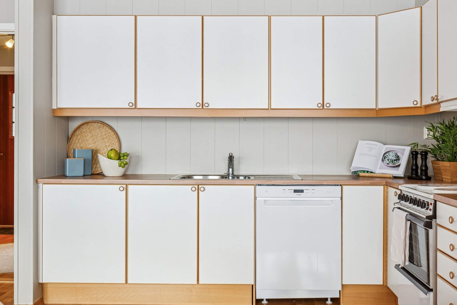 Det er rikelig med skap- og benkeplass. Galleribilde