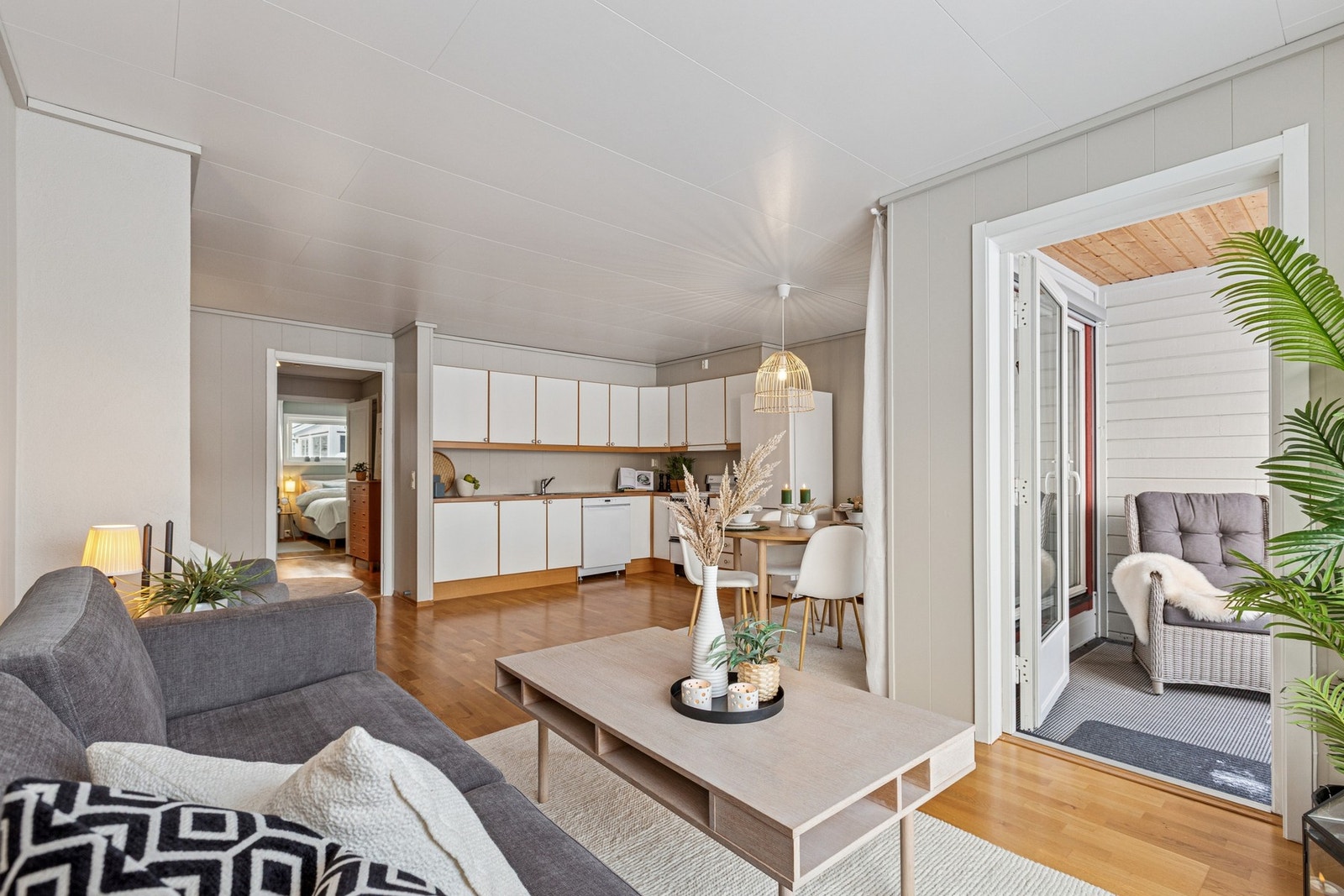 Den åpne løsningen mot kjøkkenet gjør rommet svært sosialt og praktisk i hverdagen. Galleribilde