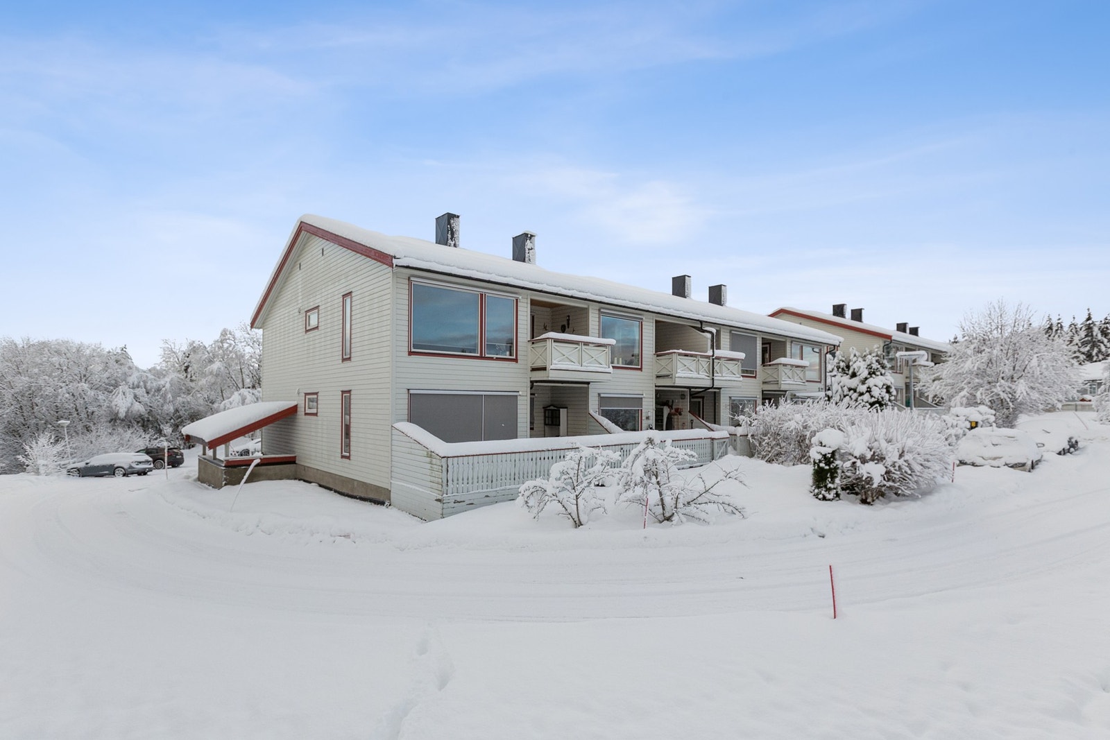 Nærhet til skog og mark, gode kollektivforbindelser, servicetilbud, skoler og barnehager gjør dette til et svært komfortabelt sted å bo. Et trygt og rolig nabolag med flotte uteområder og veldrevne fellesarealer. Galleribilde