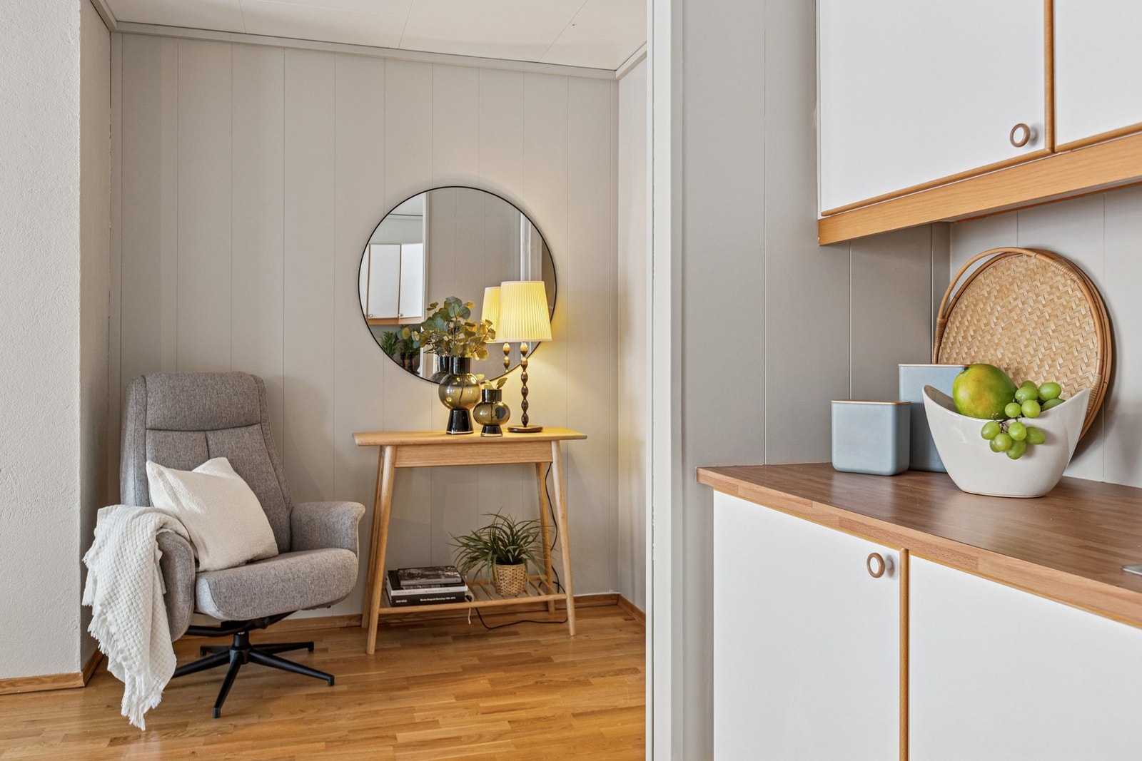 Dette gir et nøytralt bakteppe som gjør det enkelt å tilpasse rommet etter egen smak og stil. Galleribilde