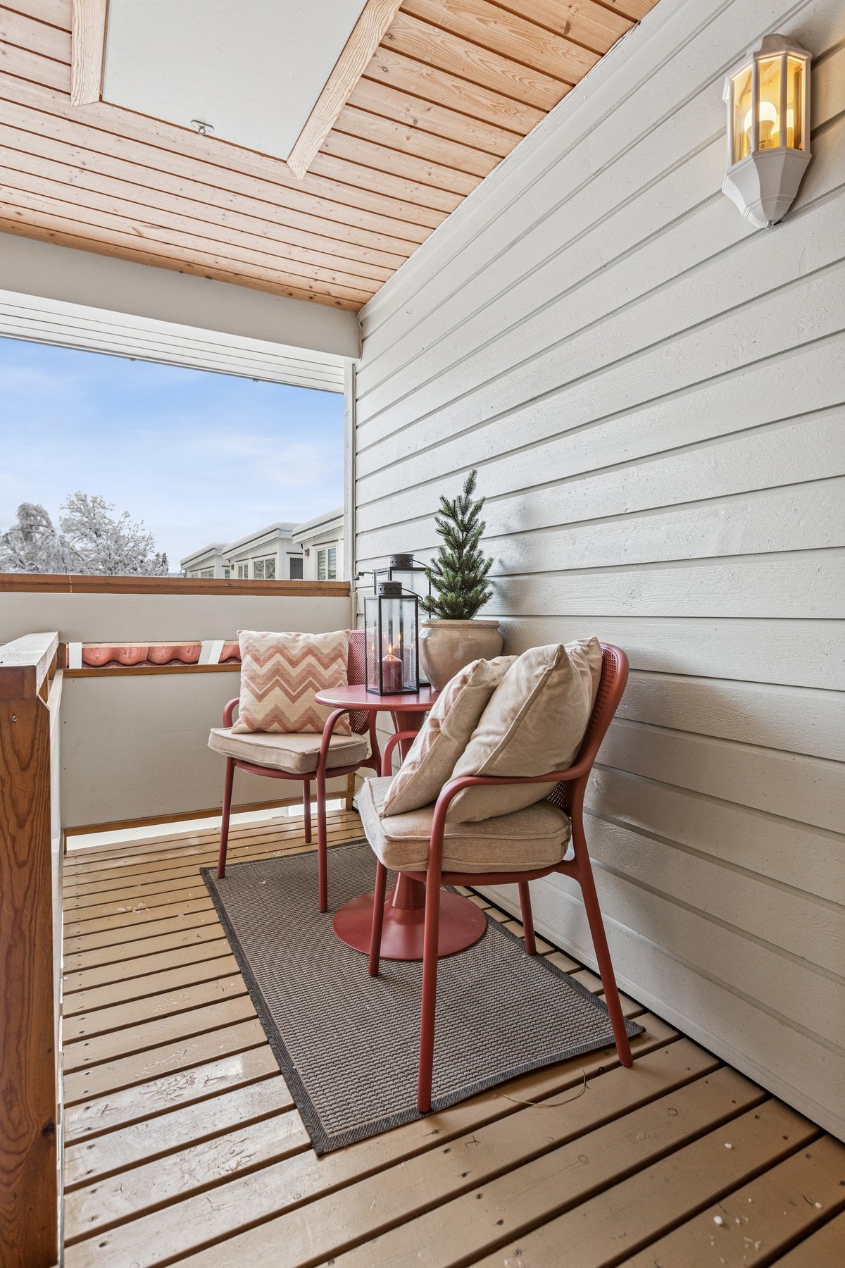 Boligen har egen, skjermet inngang med god plass til en sittegruppe. Galleribilde