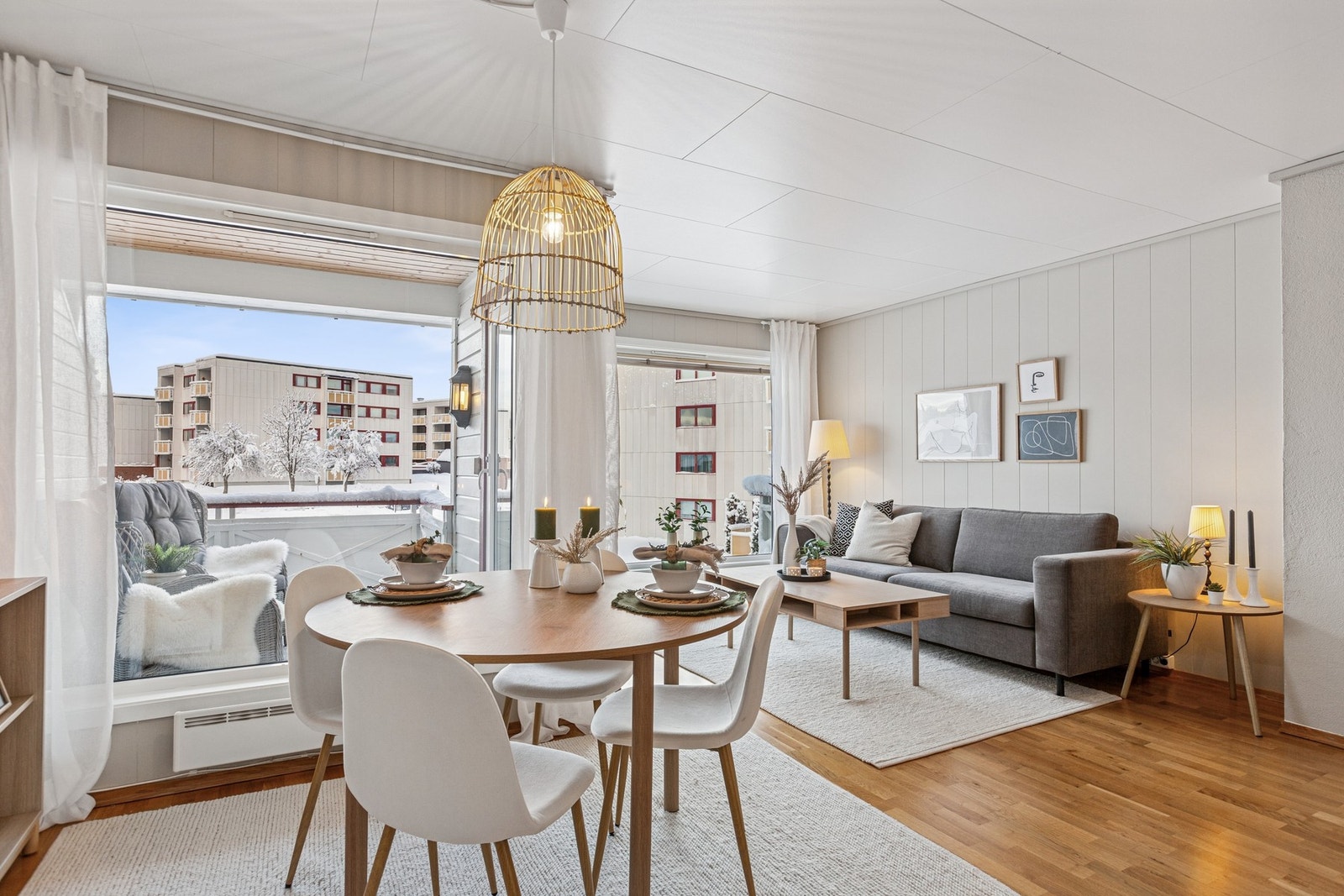 Her får du en god romfølelse med plass til både sofagruppe, TV-løsning og spisebord. Galleribilde