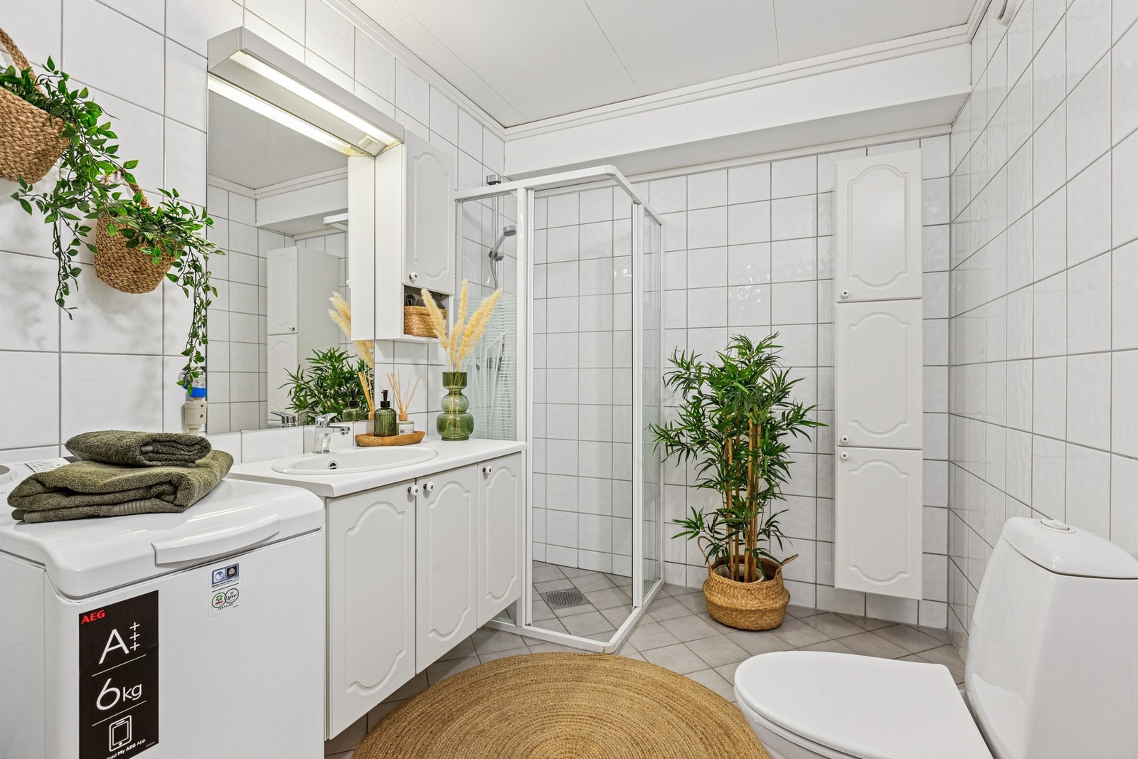 Baderommet er et funksjonelt og ryddig våtrom fra byggeår, utført med tidløse materialvalg og løsninger som gir god brukskvalitet i hverdagen. Galleribilde