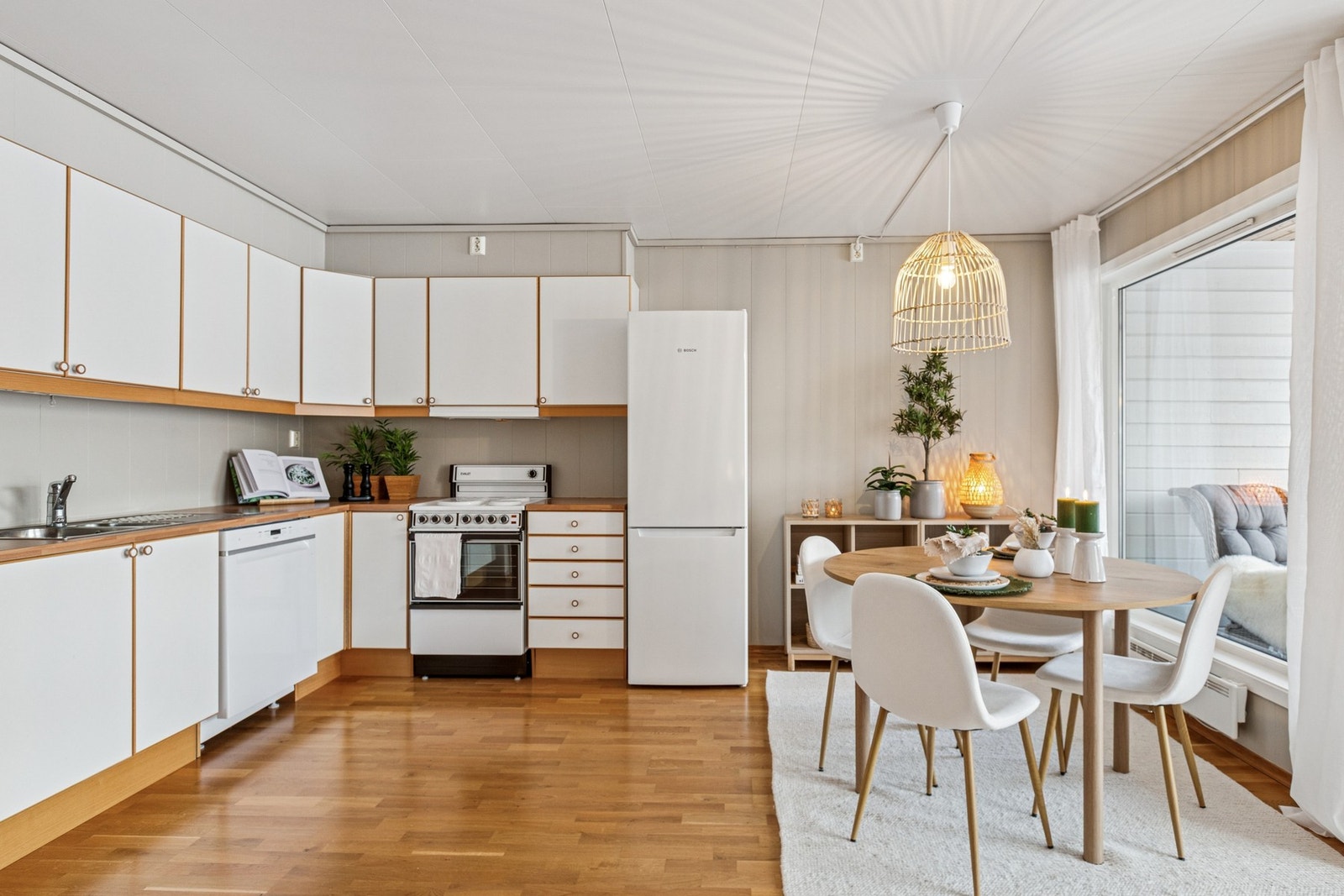 Løsningen gir en sosial atmosfære som gjør det enkelt å være vert for gjester samtidig som matlagingen foregår. Galleribilde