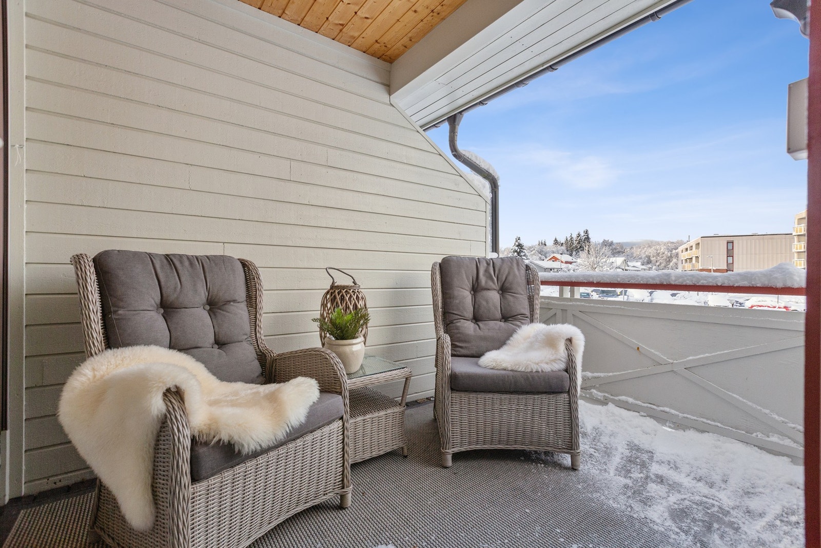 Terrassen er delvis overbygd som gjør at den kan brukes gjennom flere årstider. Galleribilde