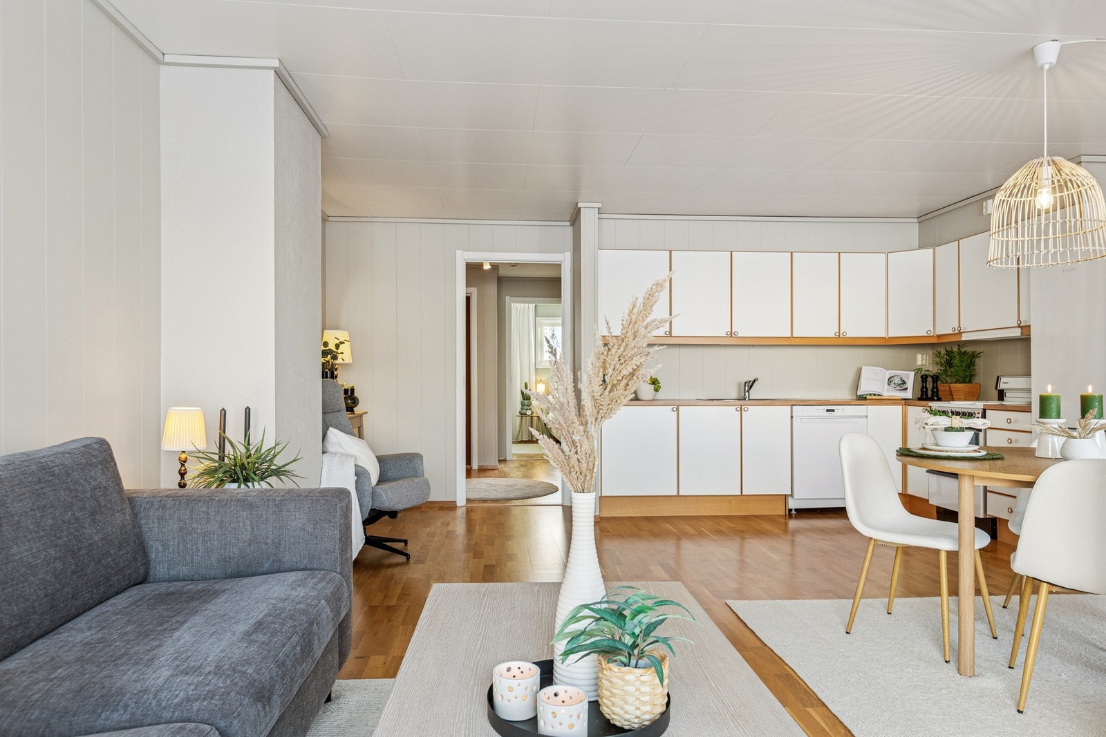 Leiligheten består av entré, stue/kjøkken i åpen løsning med utgang til veranda, soverom, bad og bod, samt egen inngang. Galleribilde