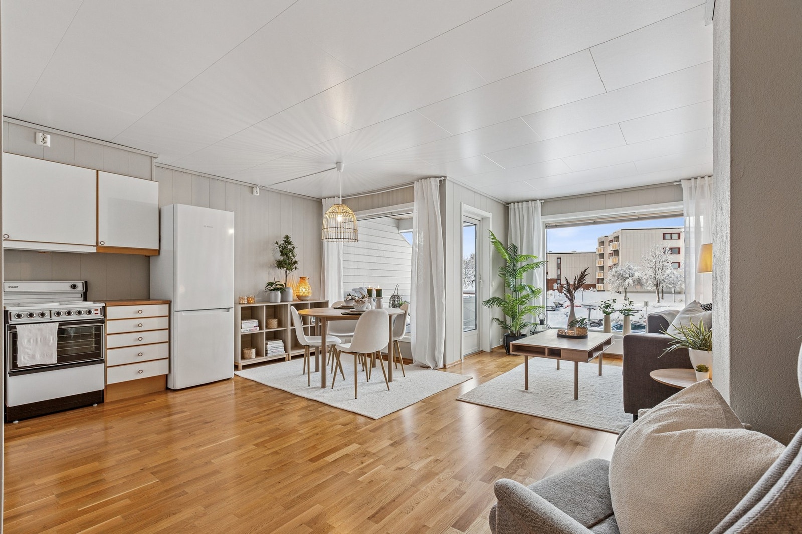 Stuen er et lyst og innbydende oppholdsrom som fungerer som boligens naturlige samlingspunkt. Galleribilde