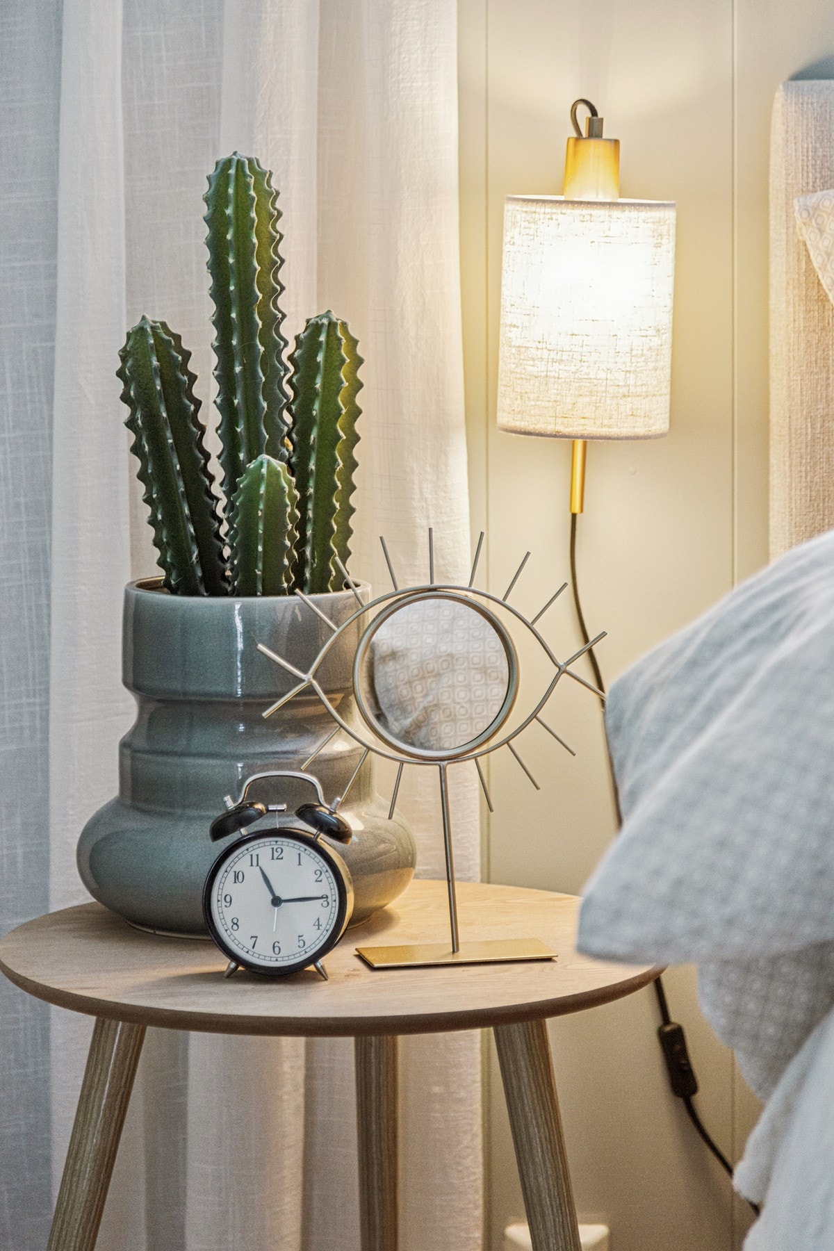 De lyse vegg- og himlingsflatene gir rommet et behagelig uttrykk og gjør det enkelt å innrede etter egen stil. Galleribilde