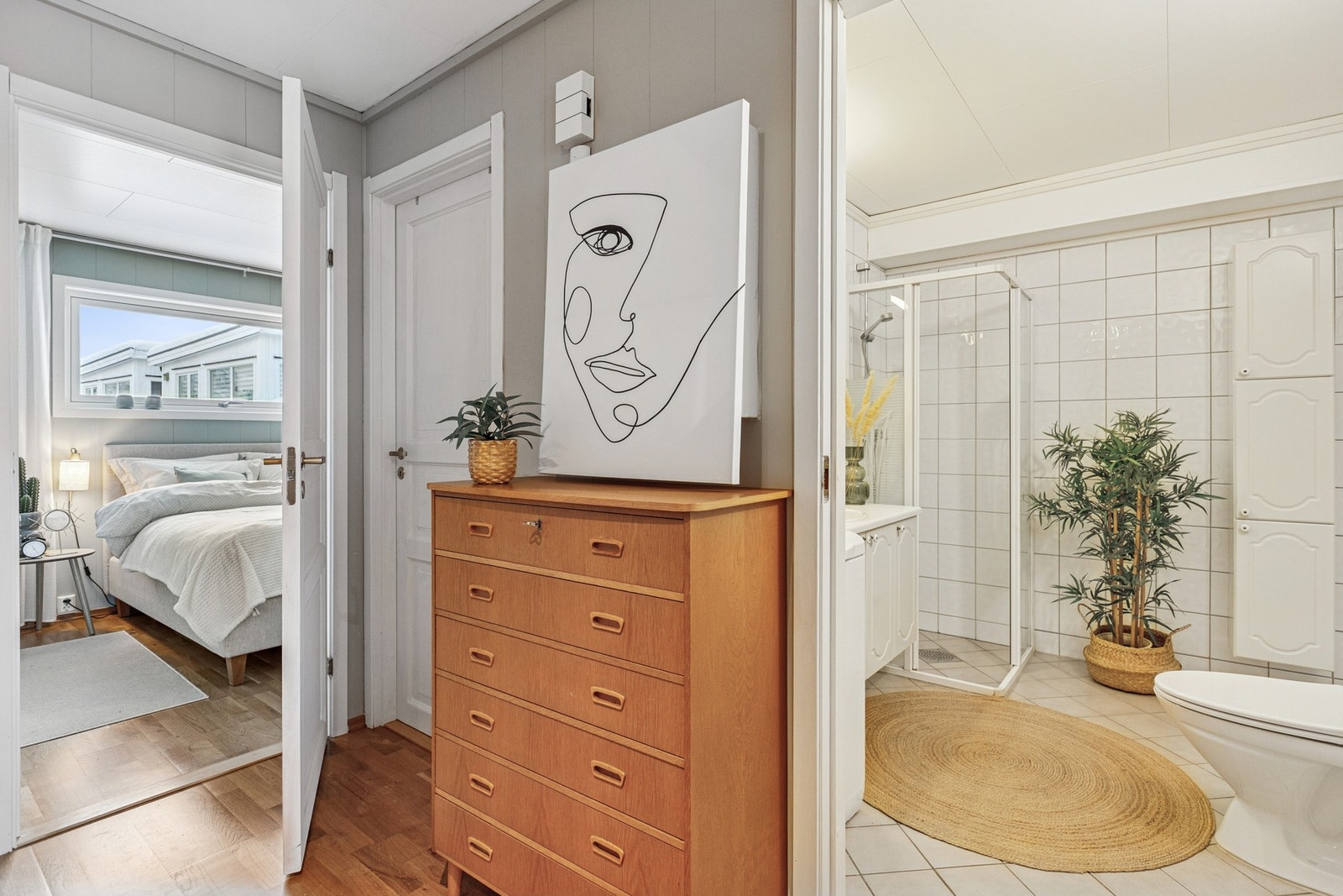 Her er det god plass til å henge fra seg yttertøy og plassere skotøy, og rommet fungerer som et naturlig knutepunkt til leilighetens øvrige rom. Galleribilde