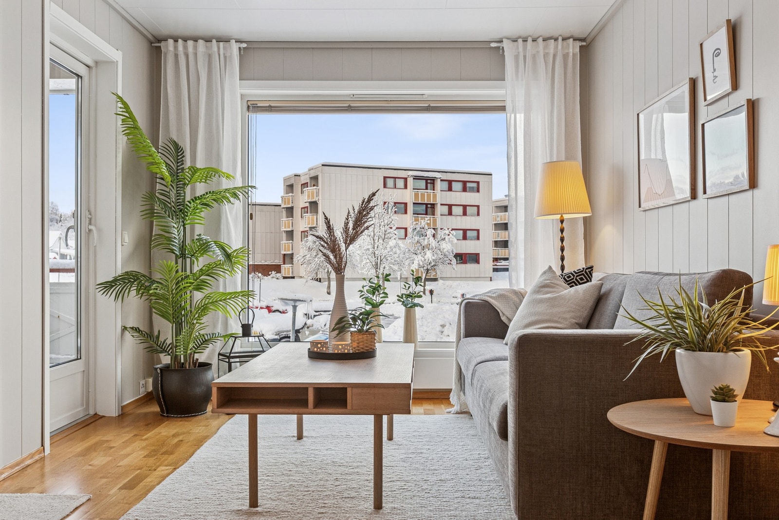 Store vindusflater slipper inn rikelig med naturlig lys og bidrar til en behagelig atmosfære gjennom hele dagen. Galleribilde