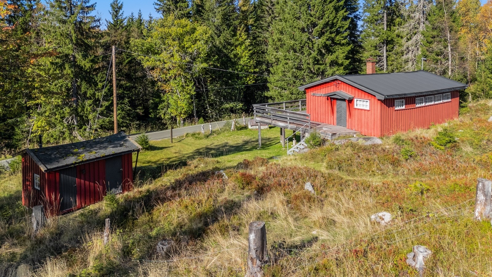 Eiendommen består av hytte og en frittstående bod, plassert på en naturtomt. Galleribilde