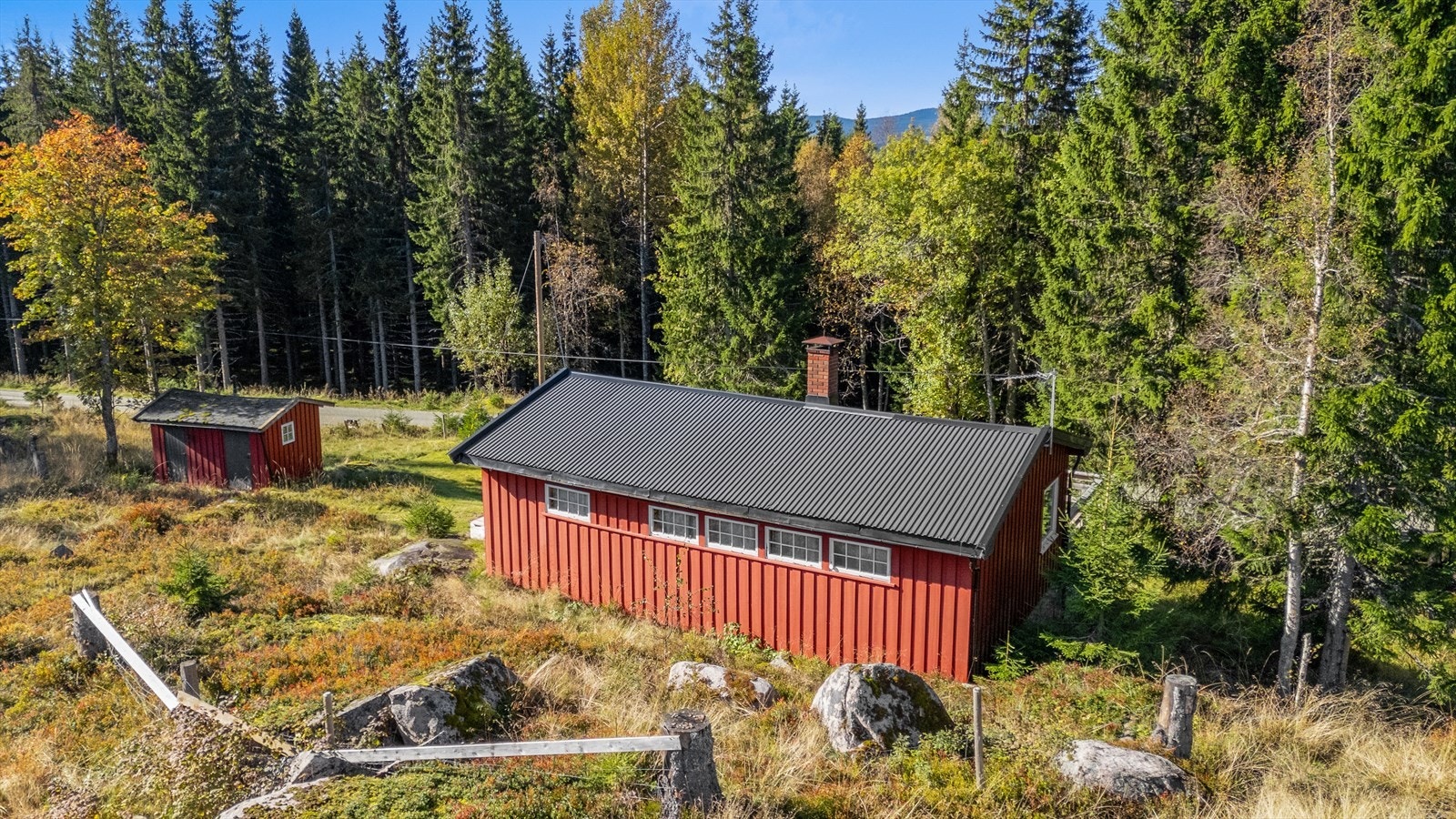 Eiendommen består av hytte og en frittstående bod. Galleribilde