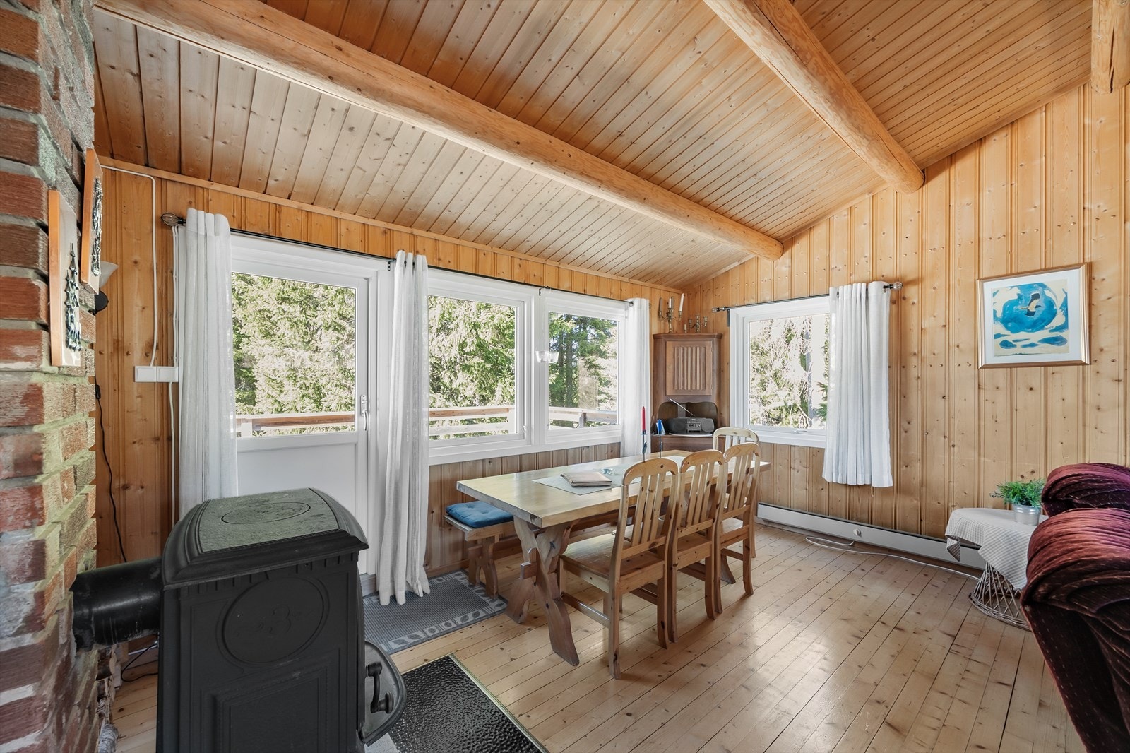 Fra stuen er det direkte utgang til den store, vestvendte terrassen. Galleribilde