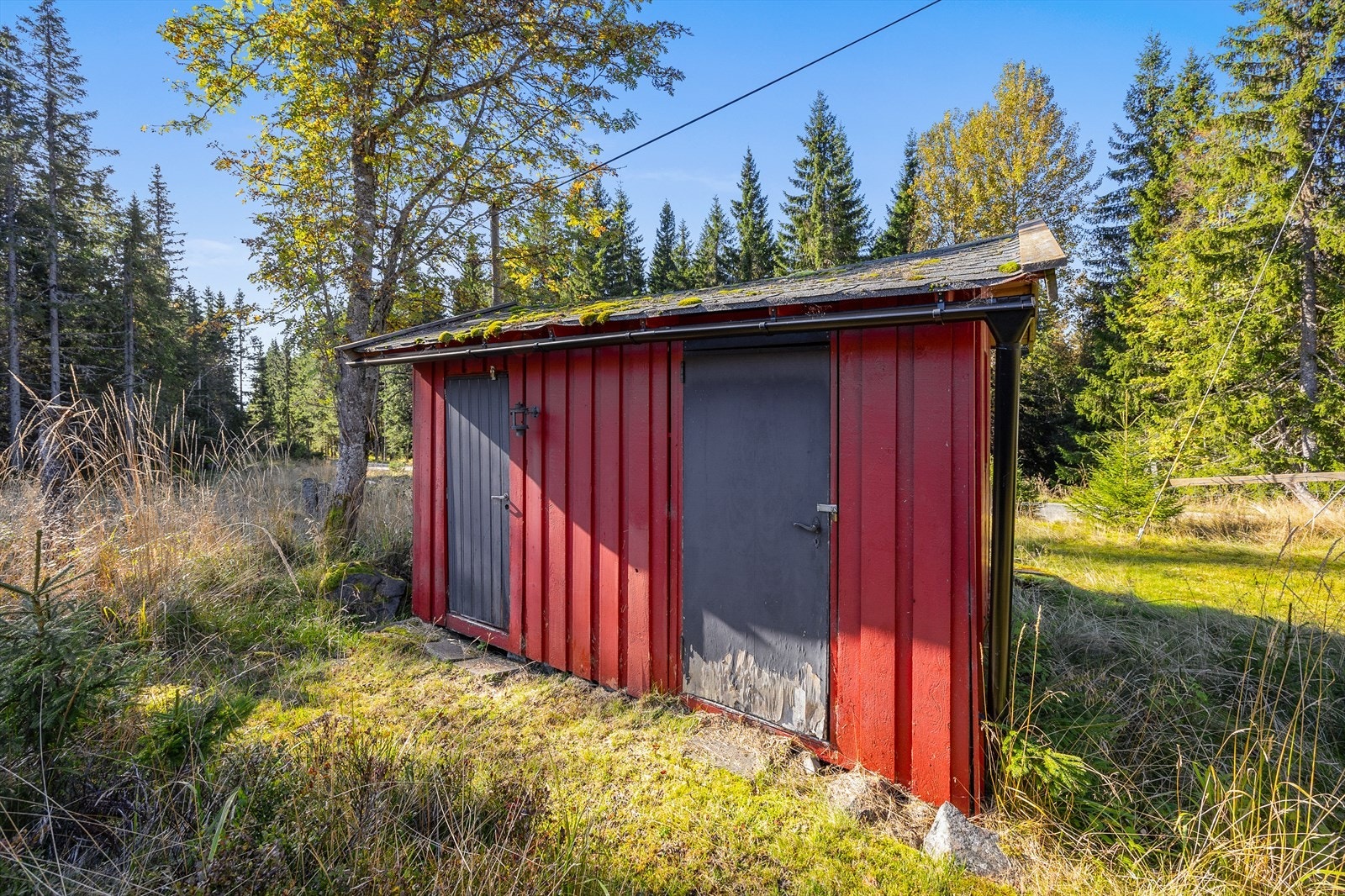 Den utvendige boden på 11 m² har lagringsplass og utedo. Galleribilde