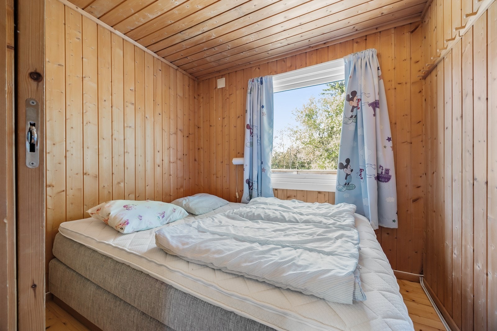 Hovedsoverommet har plass til dobbeltseng, nattbord og annet soveromsinteriør. Galleribilde