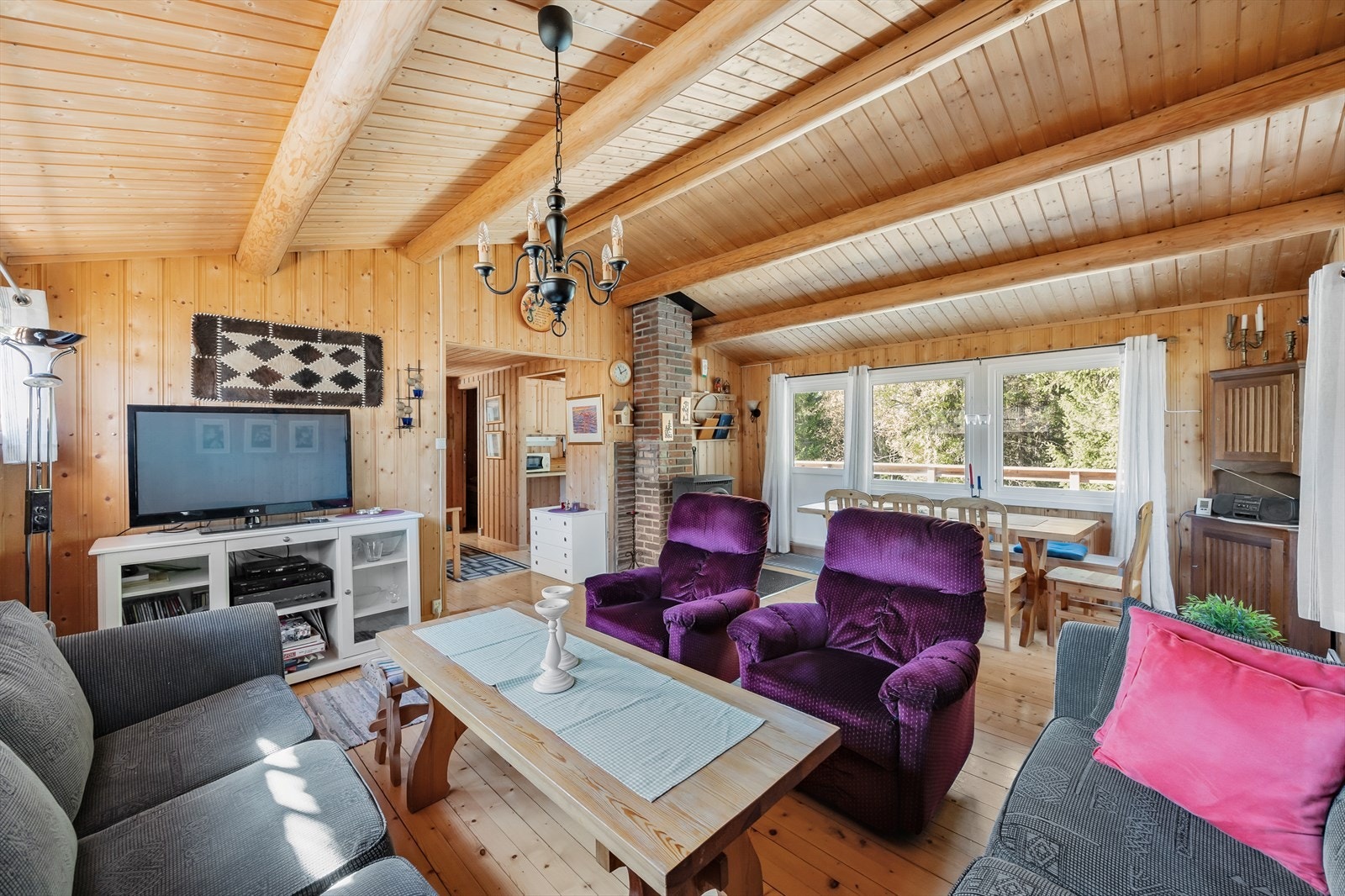 Rommet har en god planløsning med plass til både sofagruppe og spiseplass. Galleribilde