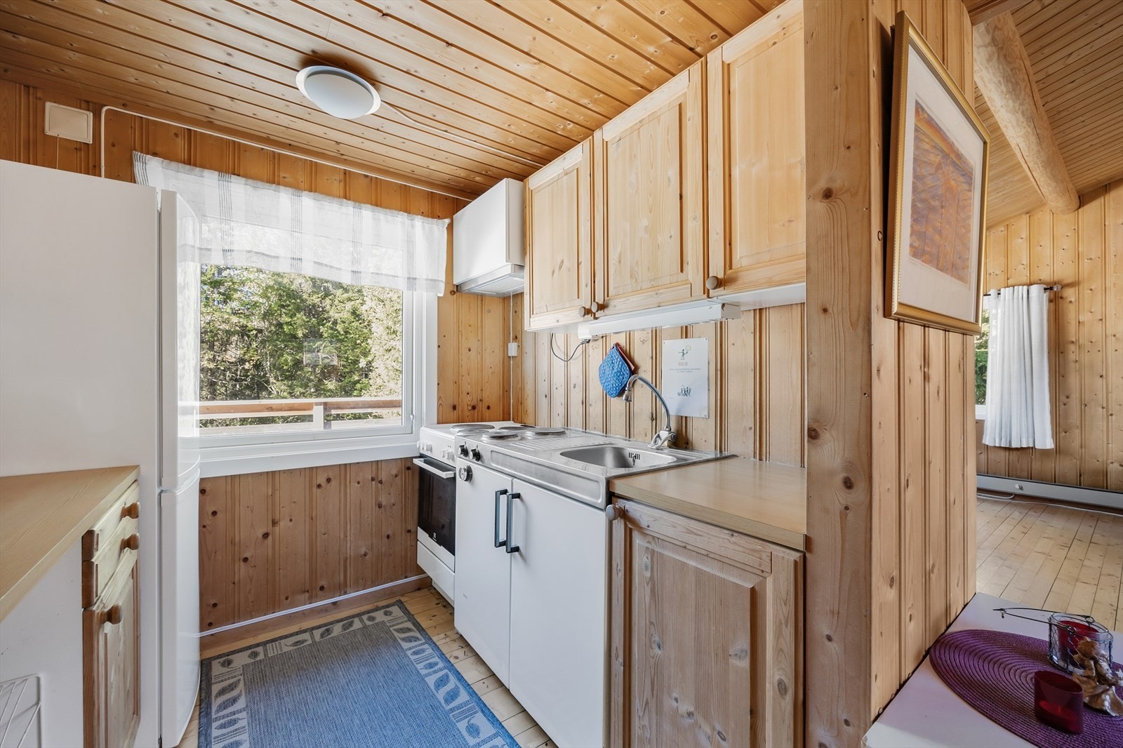 Kjøkkenet er utstyrt med frittstående hvitevarer og det er installert waterguard. Galleribilde