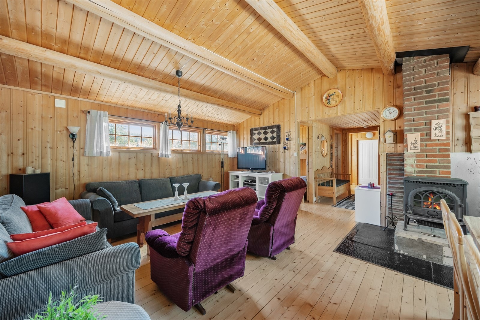 En lukket vedovn er sentralt plassert og gir effektiv varme på kjølige dager. Galleribilde