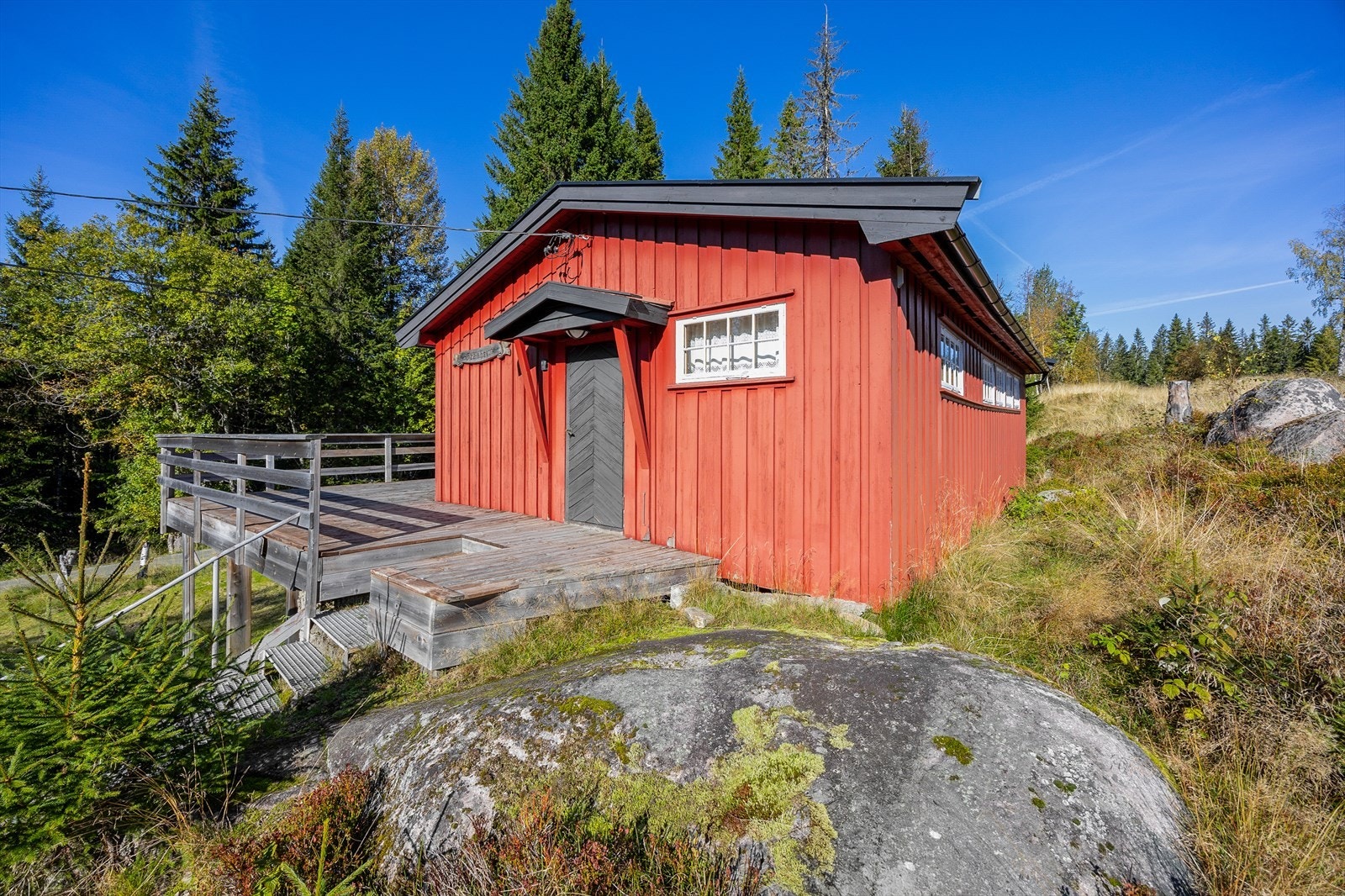 Hytta har en naturskjønn og tilbaketrukket beliggenhet med umiddelbar nærhet til skog og mark. Galleribilde