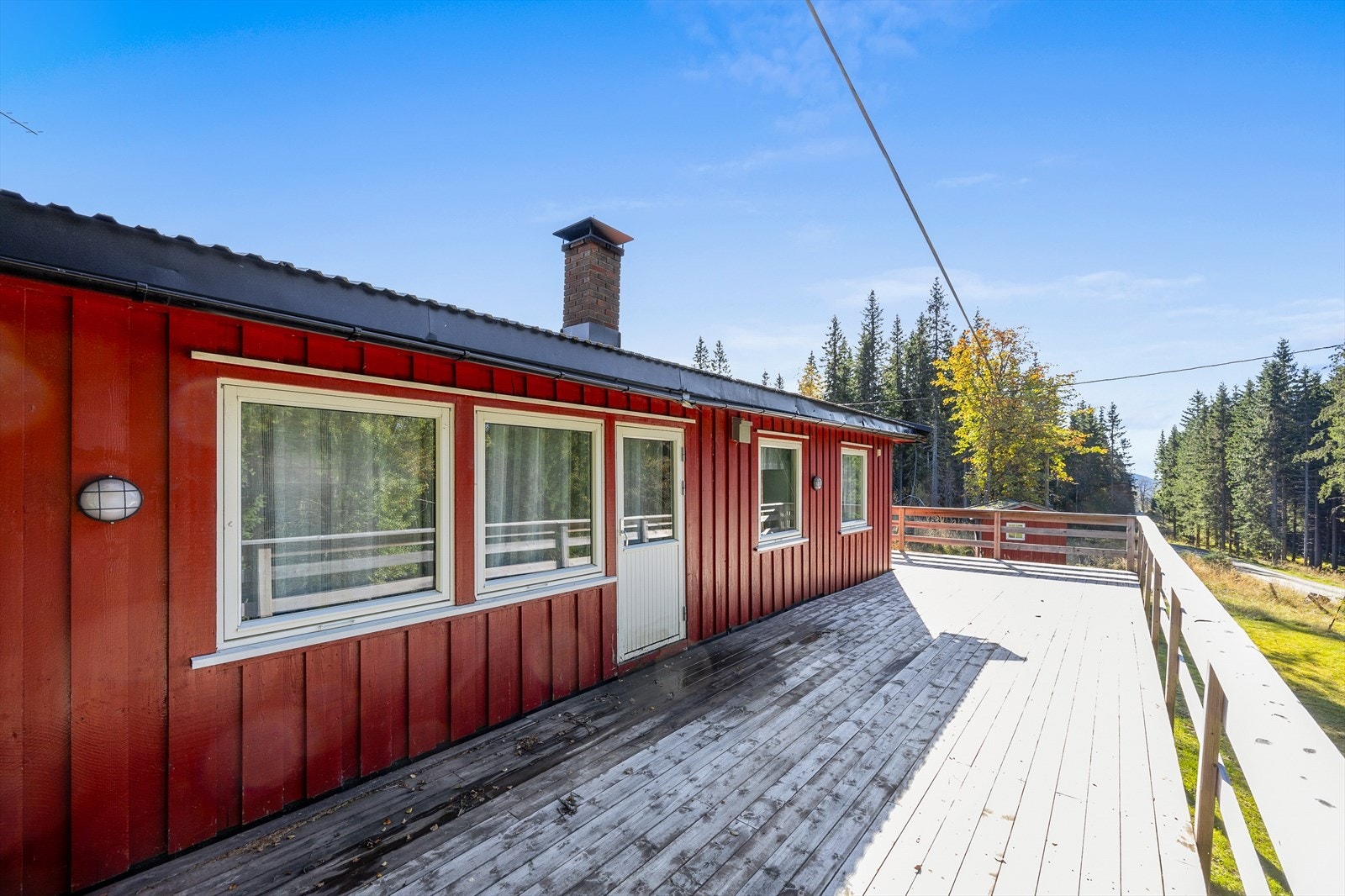 Den store, vestvendte terrassen på 45 m² blir en naturlig forlengelse av hytta. Galleribilde