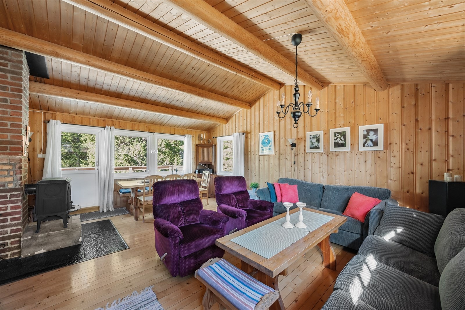 Gjennomgående bruk av tregulv og panel gir en klassisk hyttestemning. Galleribilde