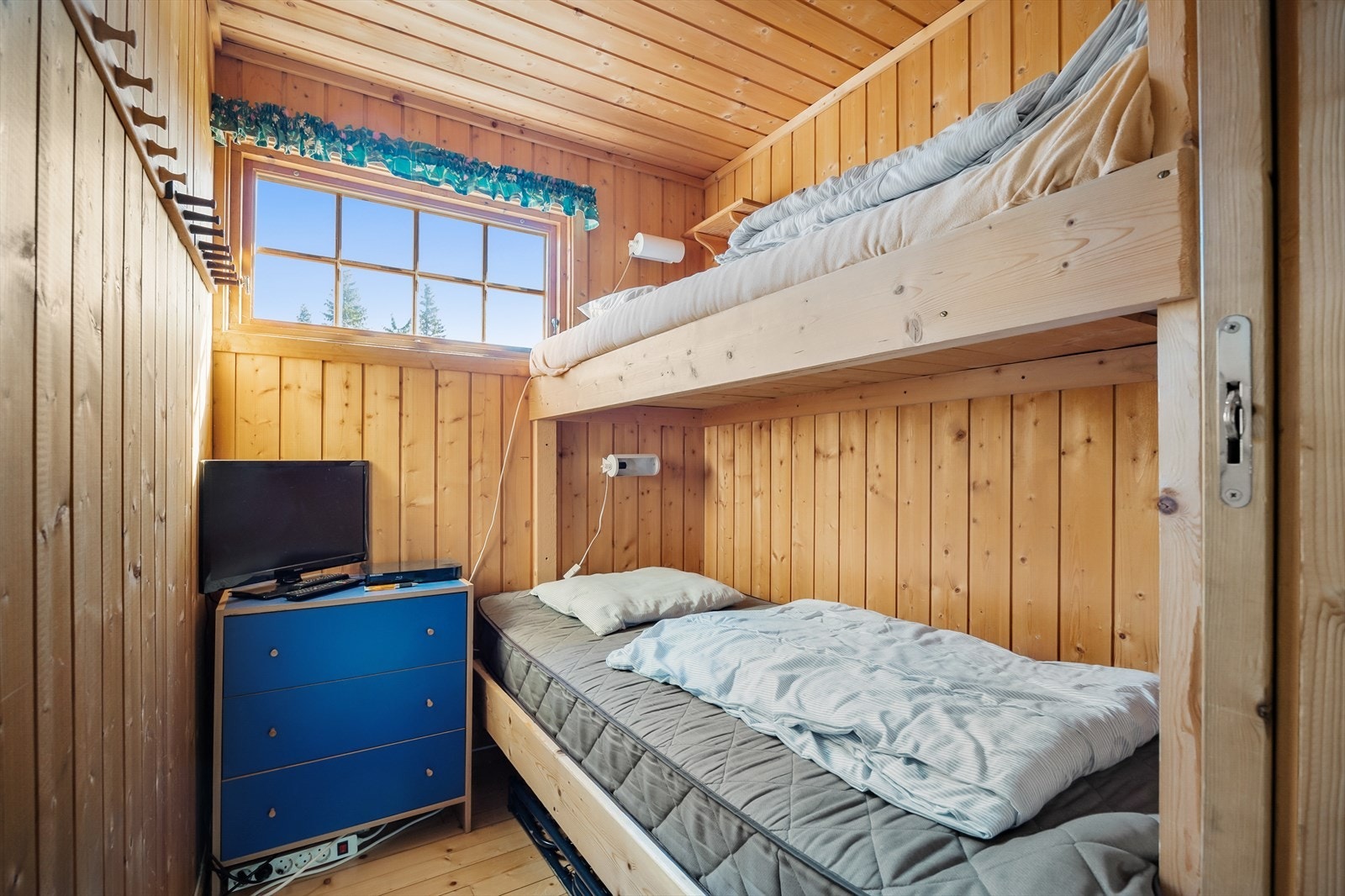 To av soverommene har plassbyggde køyesenger. Galleribilde