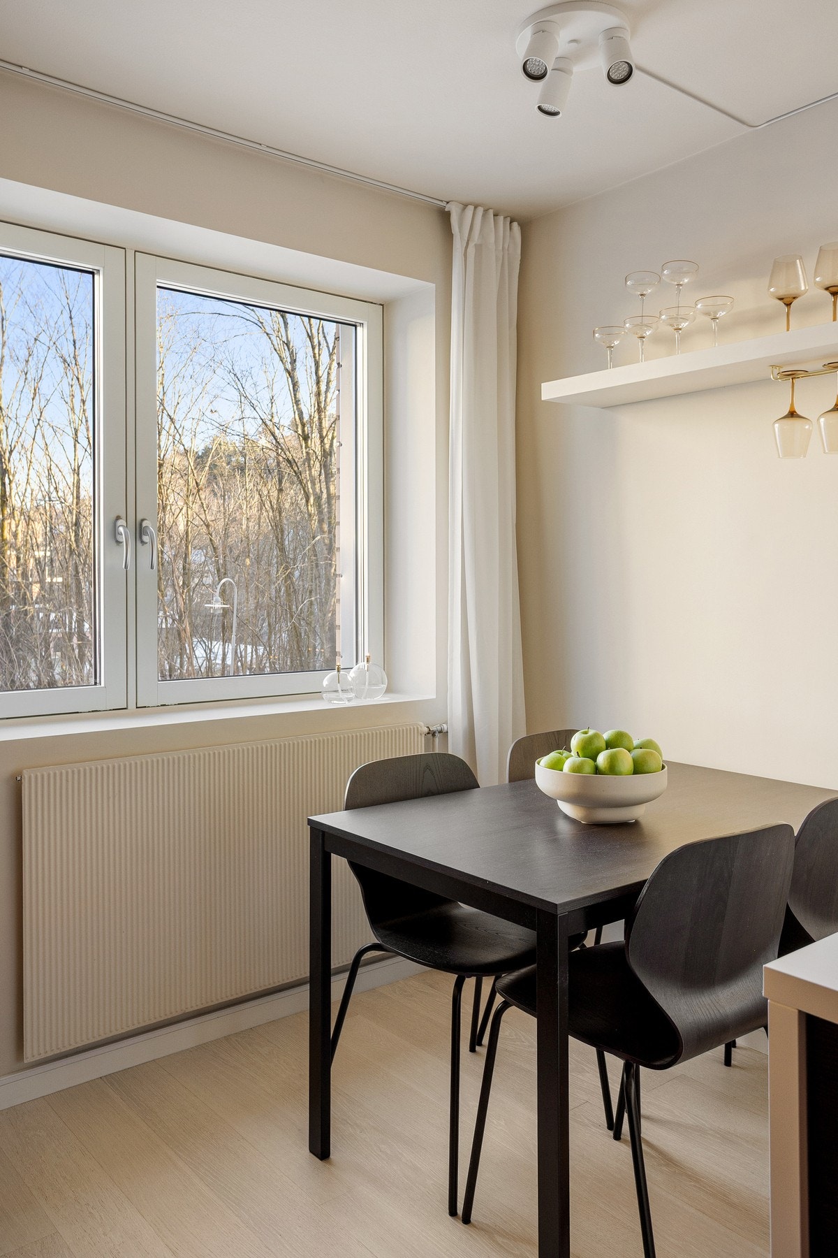 Ved vinduet er det plass til et bord hvor det er hyggelig å nyte de daglige måltidene og morgenkaffen. Galleribilde