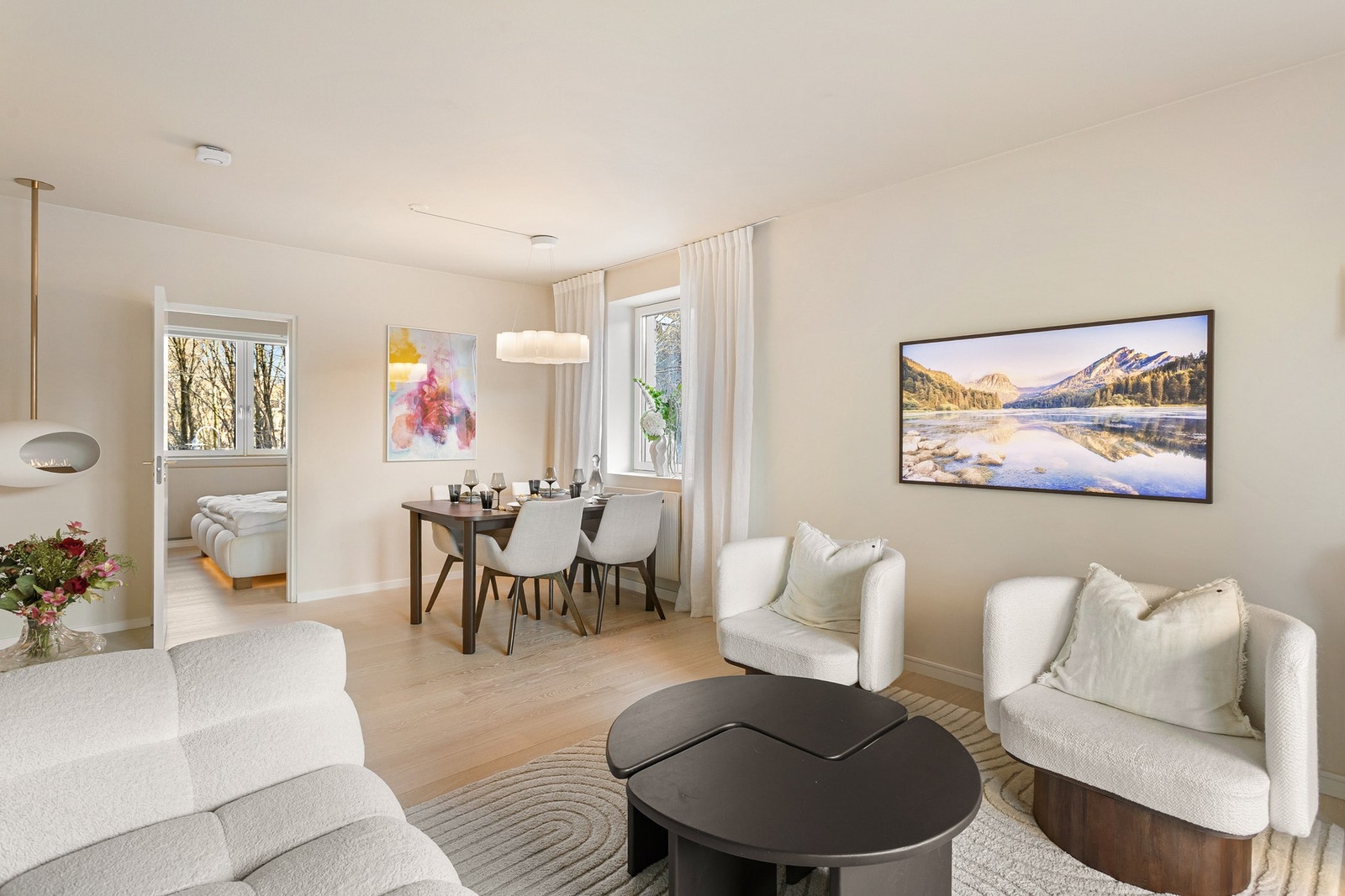 Stuen har lekker 1-stavs parkett på gulv med terskelfri overgang til de andre rommene, og ledning til TV er skjult i veggen for å gi et sømløst uttrykk. Galleribilde