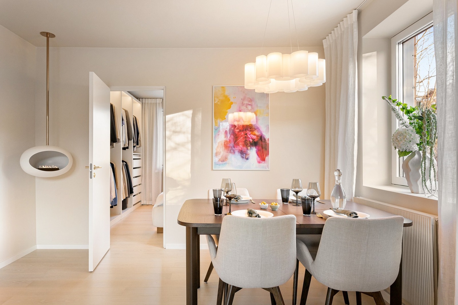 Det er også fin plass for spisebordsgruppe. Galleribilde