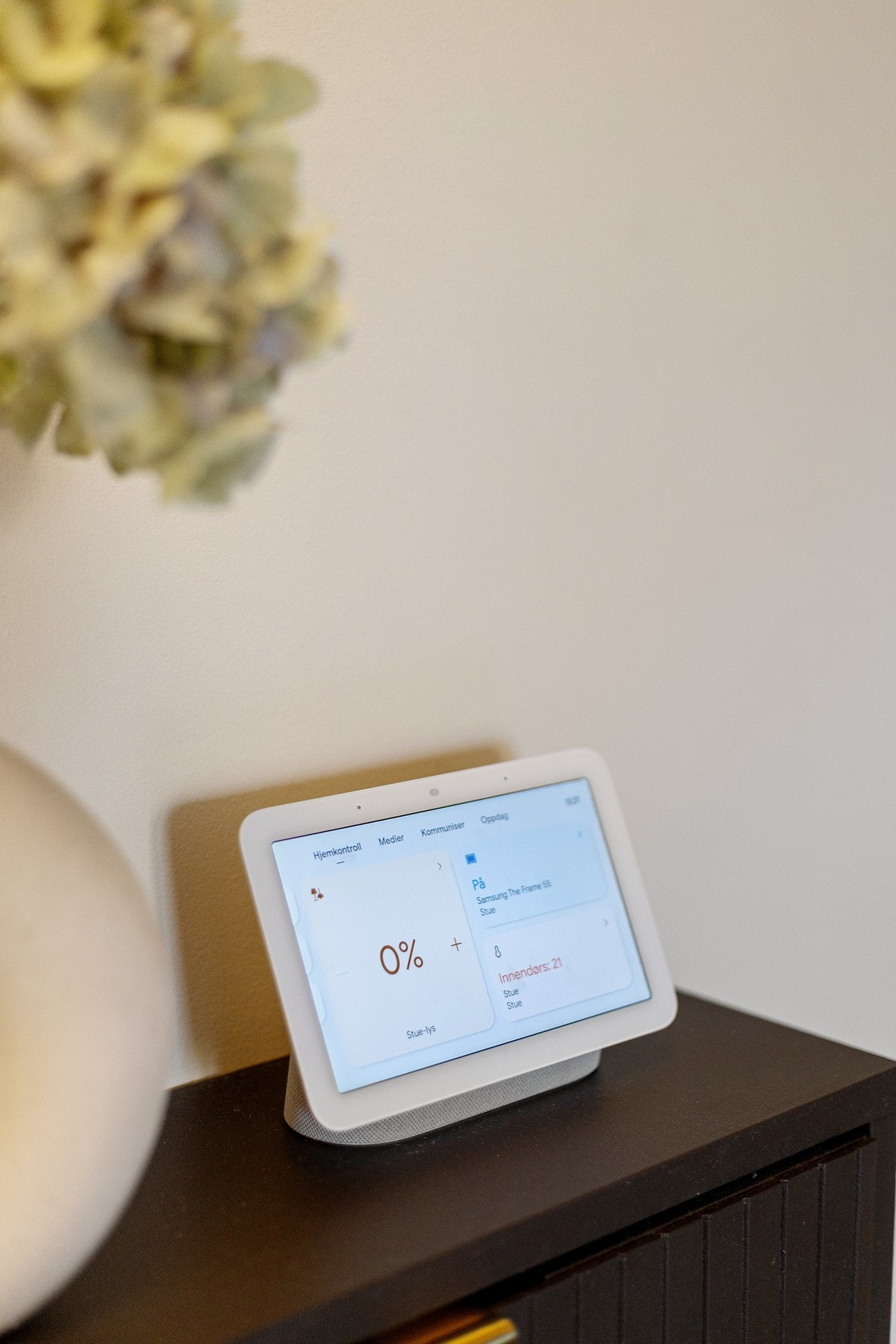 Leiligheten er satt opp som et fullt smarthus hvor lys, varme, rullgardiner og robotstøvsuger kan styres via app. Her kan du alltid komme hjem til et varmt og lunt hjem. Det er også mulig å koble alt sammen til Google Home. Galleribilde