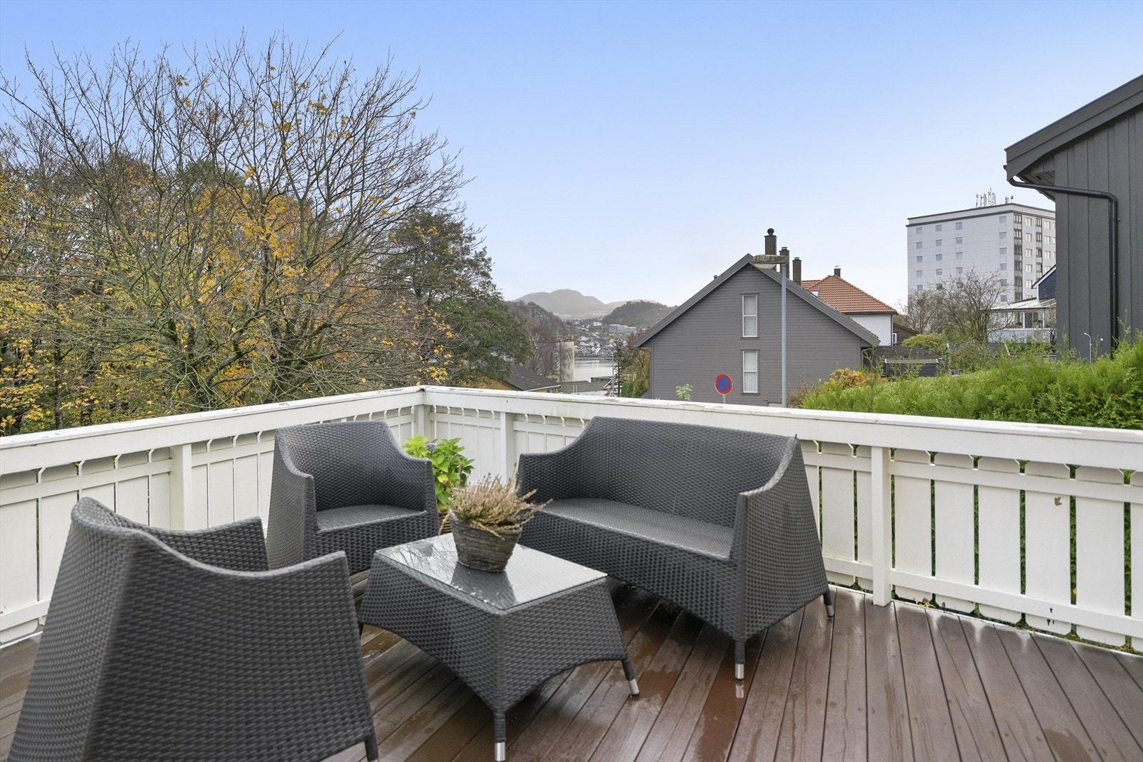 Fra stuen er det utgang til stor, solrik terrasse. Galleribilde