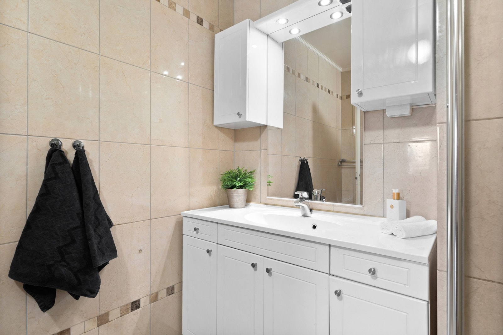 Badet er fra 2013 og har godt med lagringsplass i innredningen. Galleribilde