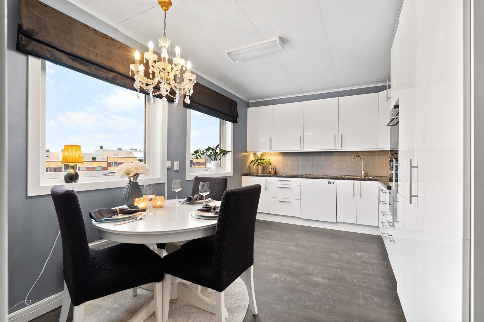 Spisebordet finner sin naturlige plass ved de store kjøkkenvinduene. Galleribilde