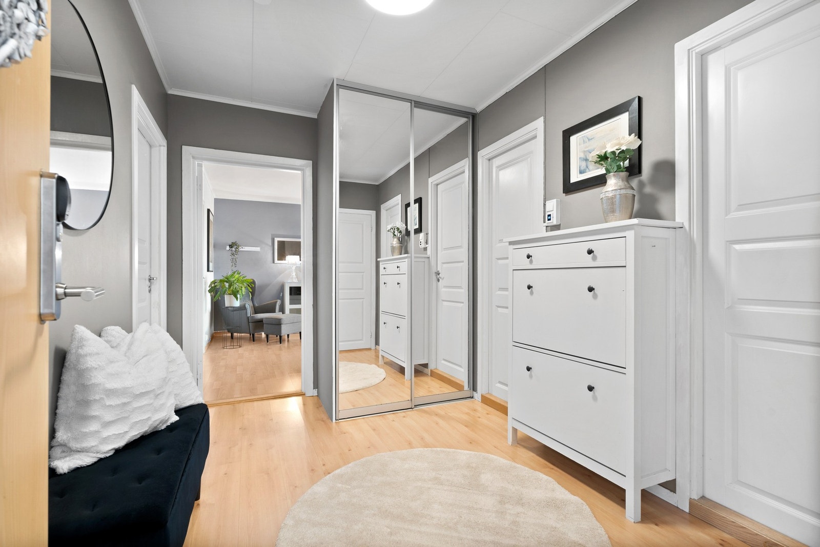 Entré på 7,5 m². Inn første og andre dør til vestre finner man soverommene. Til høyre finnes bad, vaskerom og det separate toalettrommet. Galleribilde