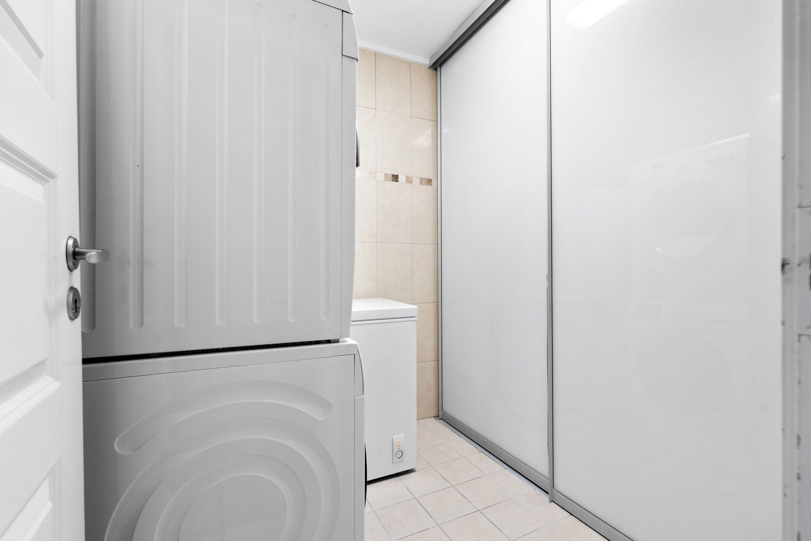 Også her er det skyvedørsgarderobe for ekstra lagringsplass. Galleribilde