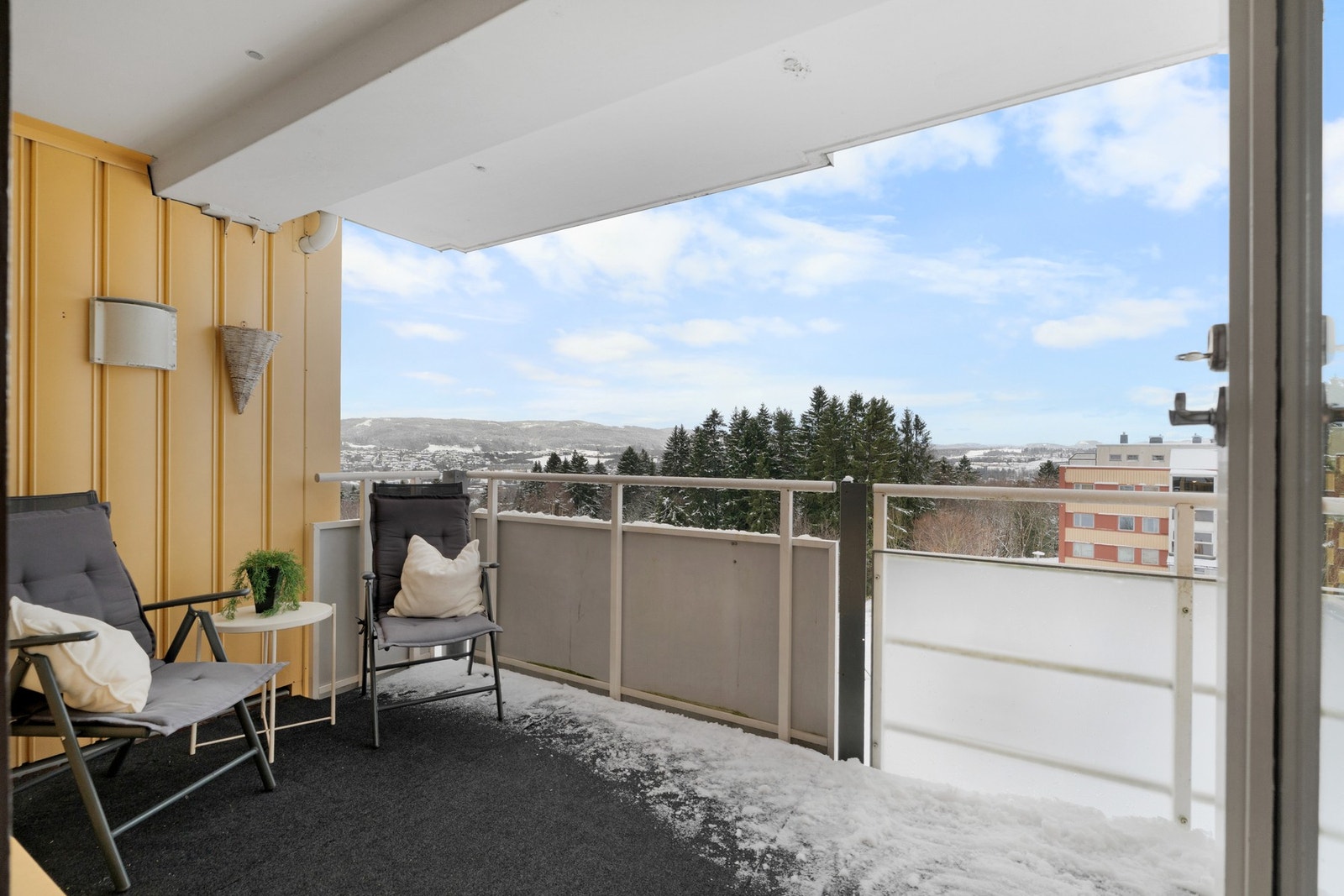 Her sitter du usjenert til med god plass til utemøblement som f.eks sittegruppe og grill. Galleribilde