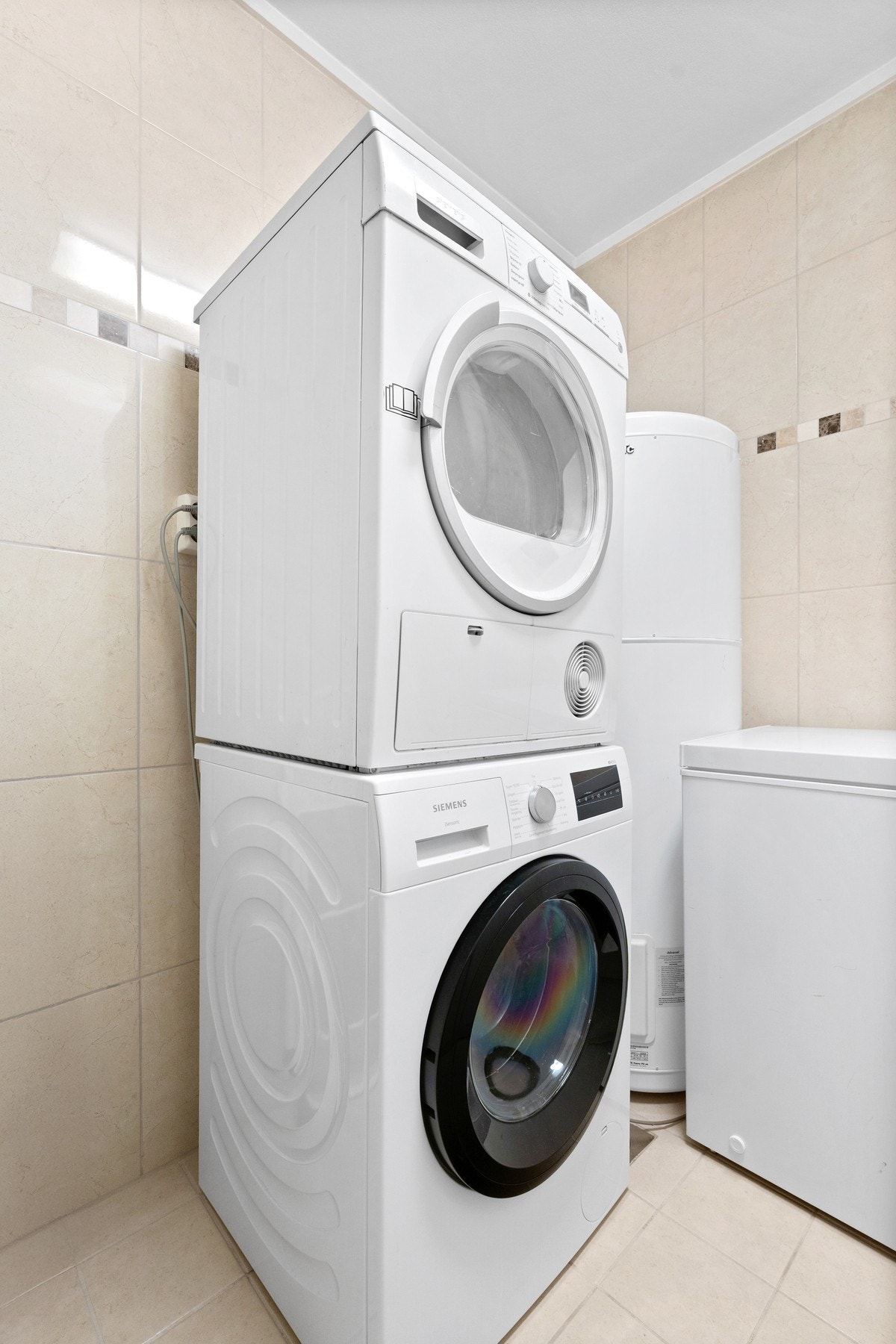 Praktisk og flislagt vaskerom på 4,5 m². Galleribilde