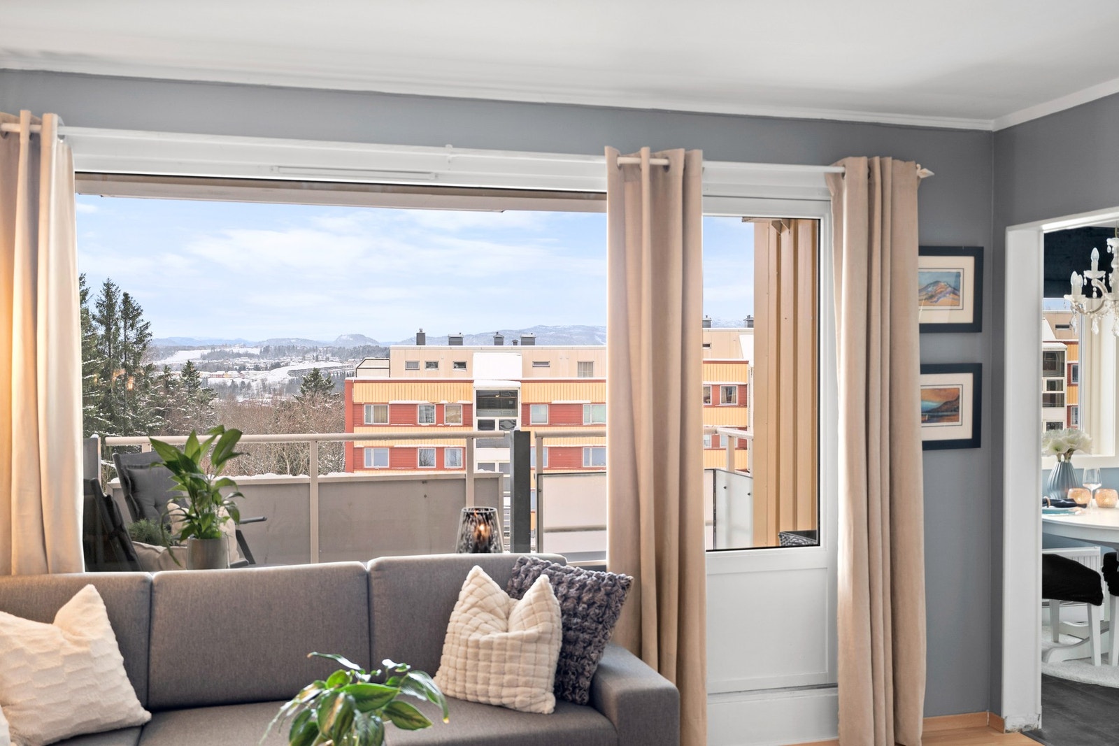 Store vindusflater gir et godt lysinnslipp, og sammen med beliggenhet i 3.etasje bidrar dette til en lett og luftig atmosfære. Galleribilde