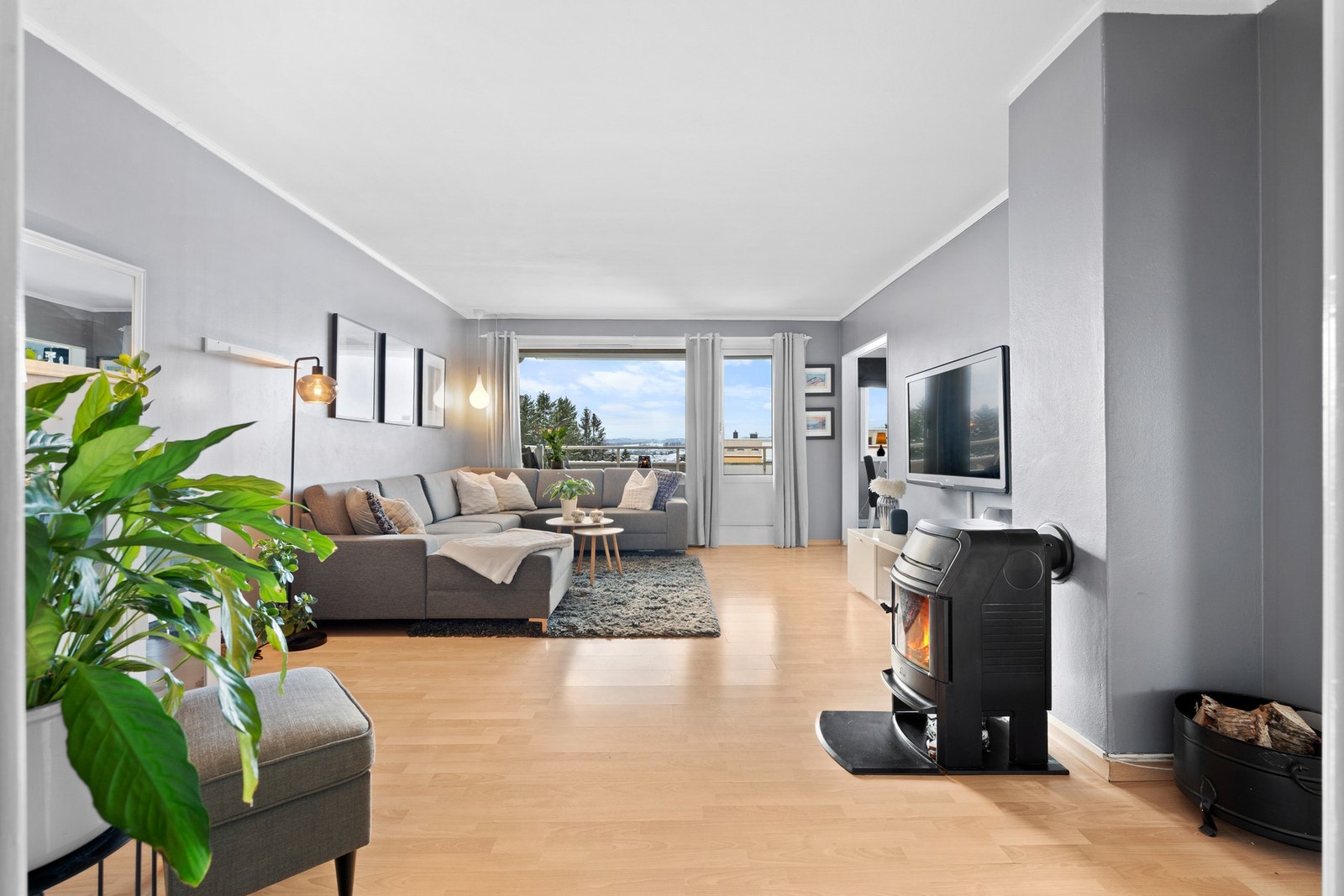 EiendomsMegler 1 v/ Martin Mitani har gleden av å presentere en pen & velholdt 3 (4)-roms leilighet beliggende på Hallset.
Foto: Krokstad&Nervik v/Ekaterina Krokstad. Galleribilde