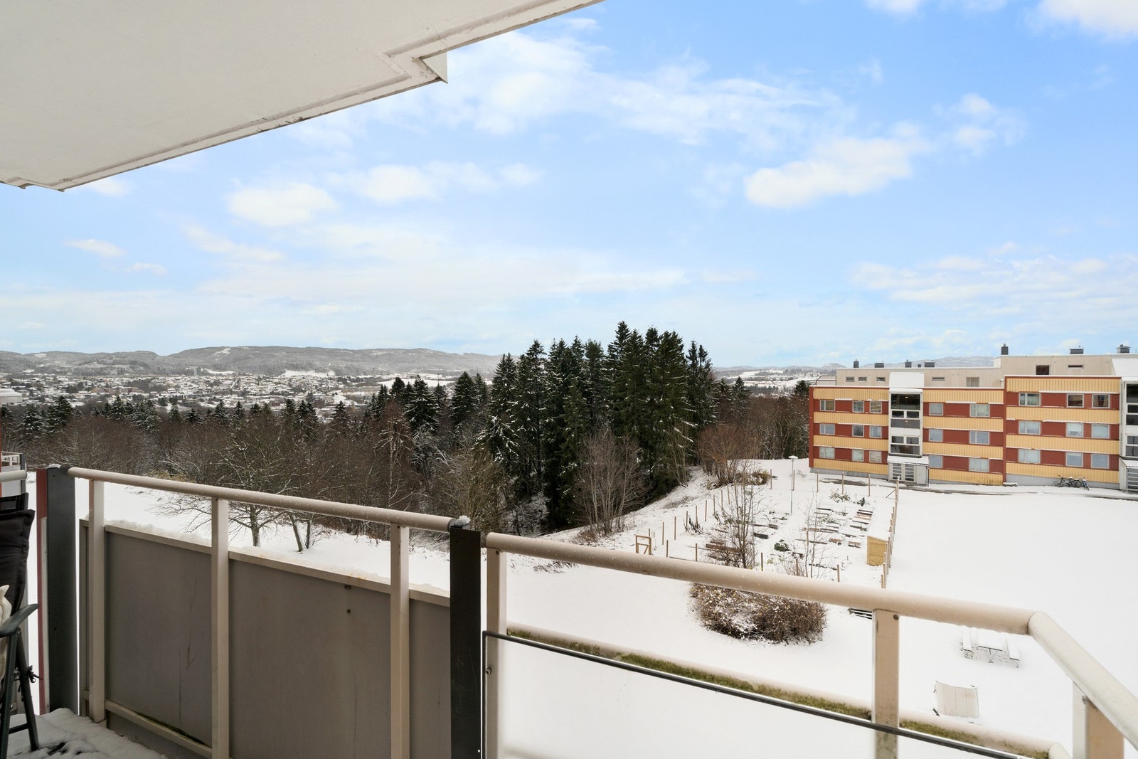 Flott utsikt over friarealet mellom blokkene. Galleribilde