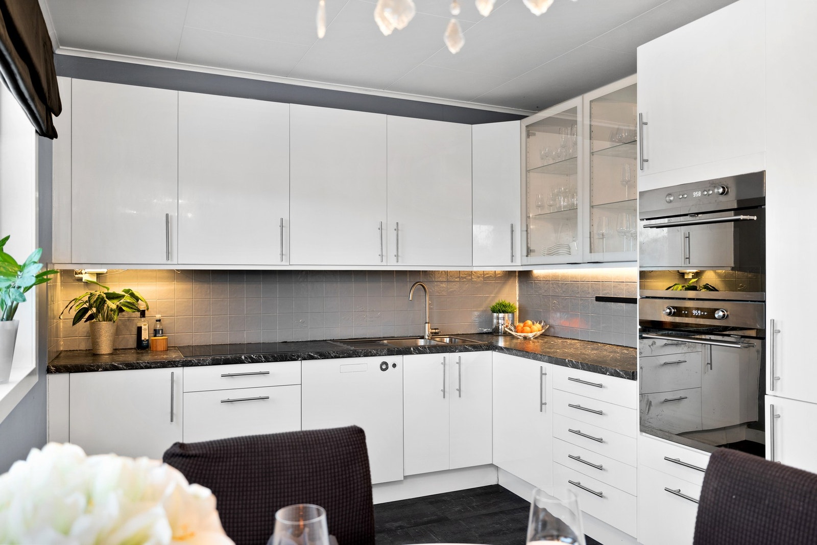 Velholdt og tidsriktig kjøkken fra 2013. Dette bekreftes også av takstmann sin rapport, hvor det er gitt tilstandsgrad 1 (TG1). Galleribilde