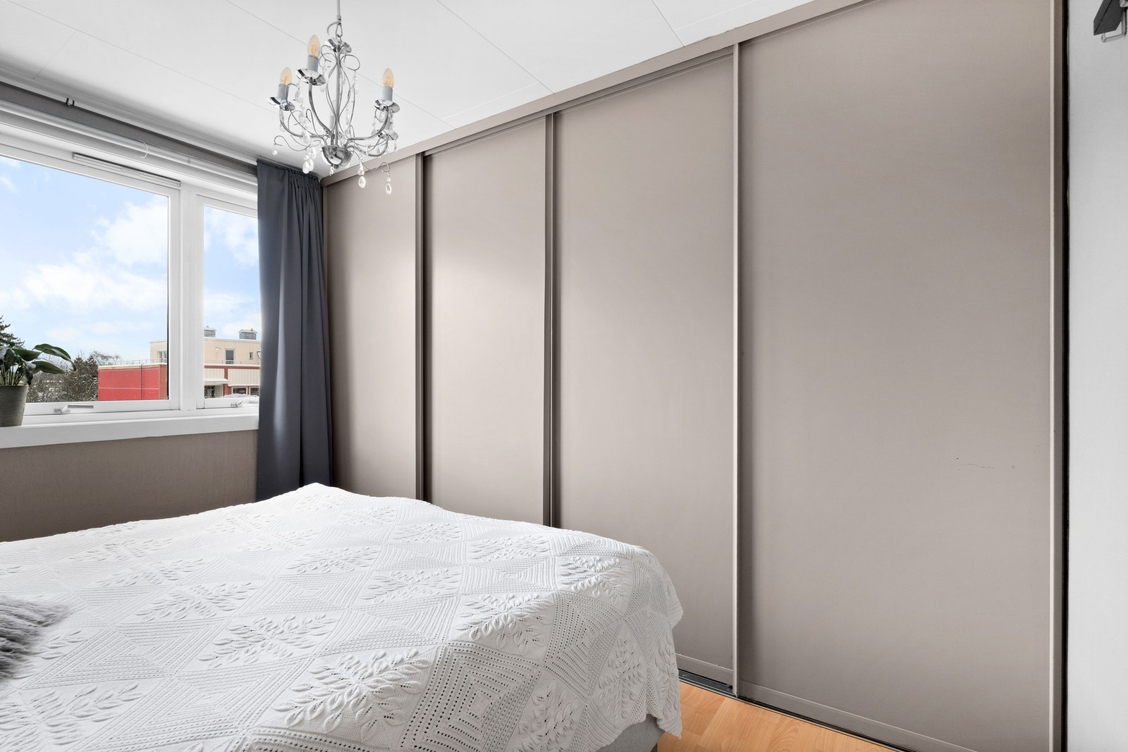 Her er det god plass til dobbeltseng og ønsket møblement. Rommet har rikelig med oppbevaring i integrert skyvedørsgarderobe. Galleribilde