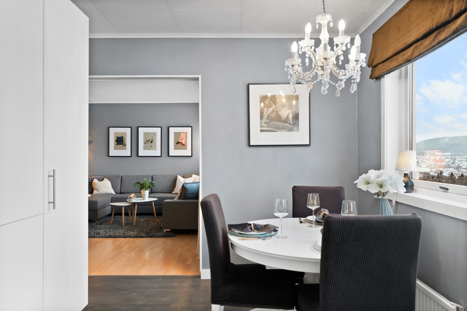 Kjøkkeninnredningen har rikelig med skap -og benkeplass. Galleribilde