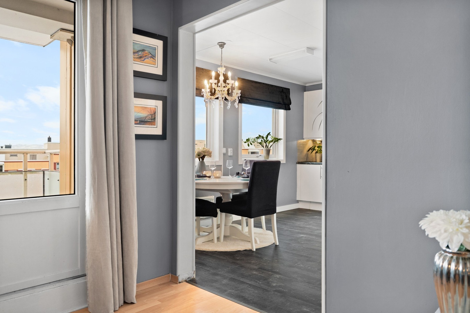 Videre inn i boligen finner du kjøkkenet på hele 13 m². Galleribilde