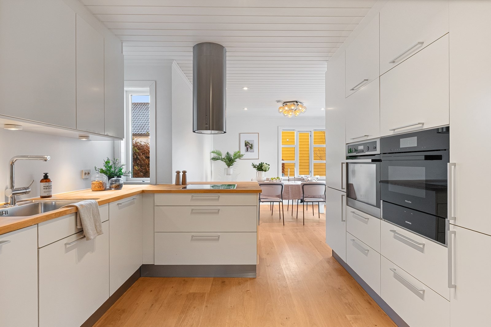 Lyst kjøkken i lukket løsning mot stuen Galleribilde