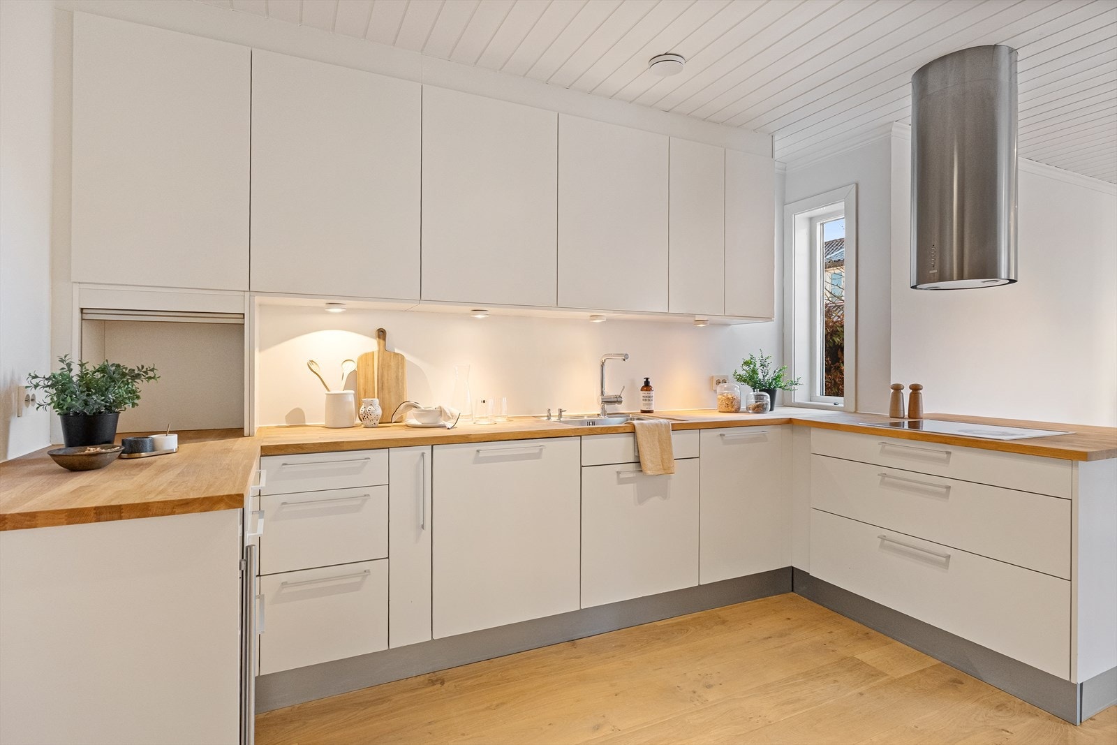 Moderne kjøkken med benkeplate i eik Galleribilde