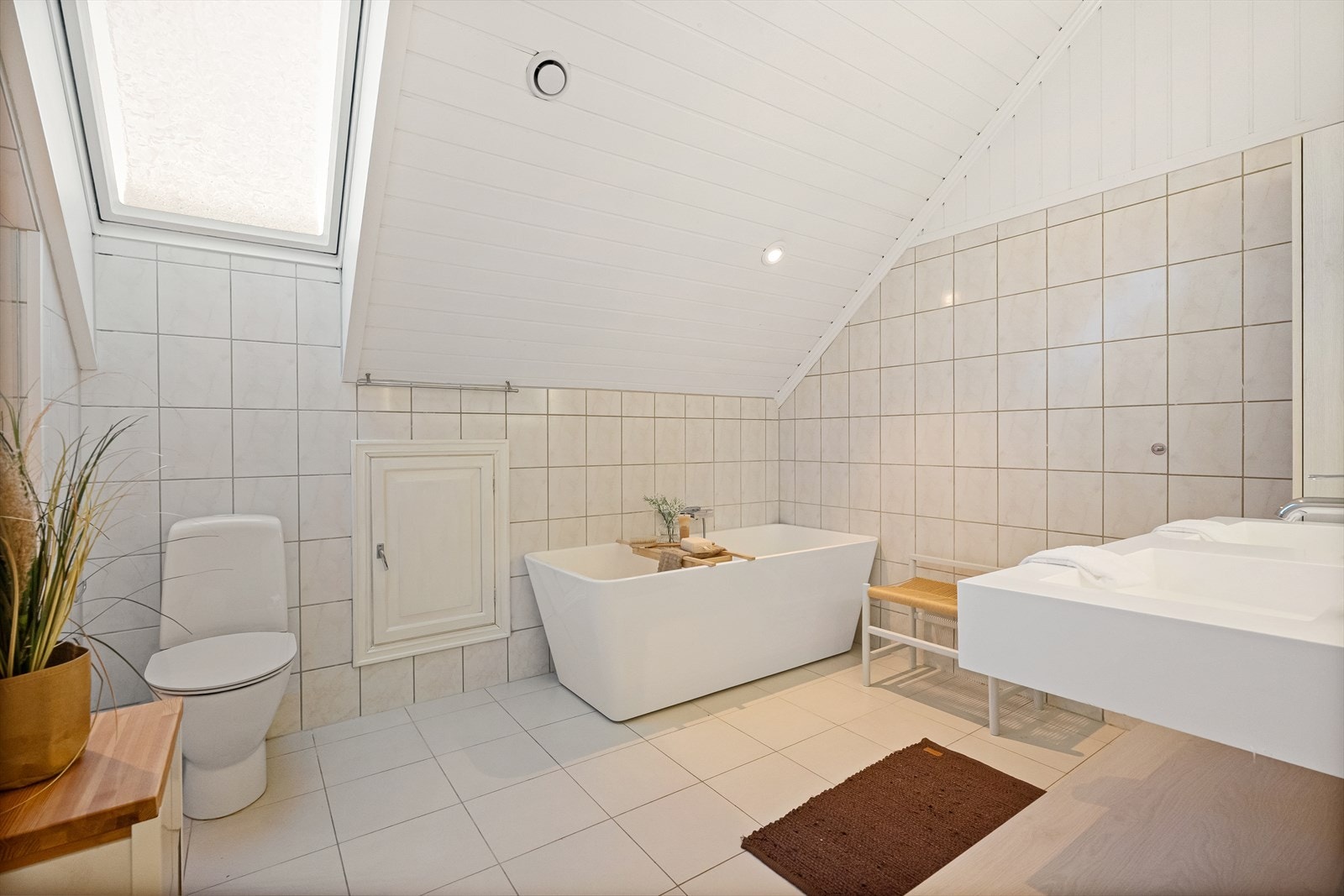 Helfliset bad med moderne innredning Galleribilde